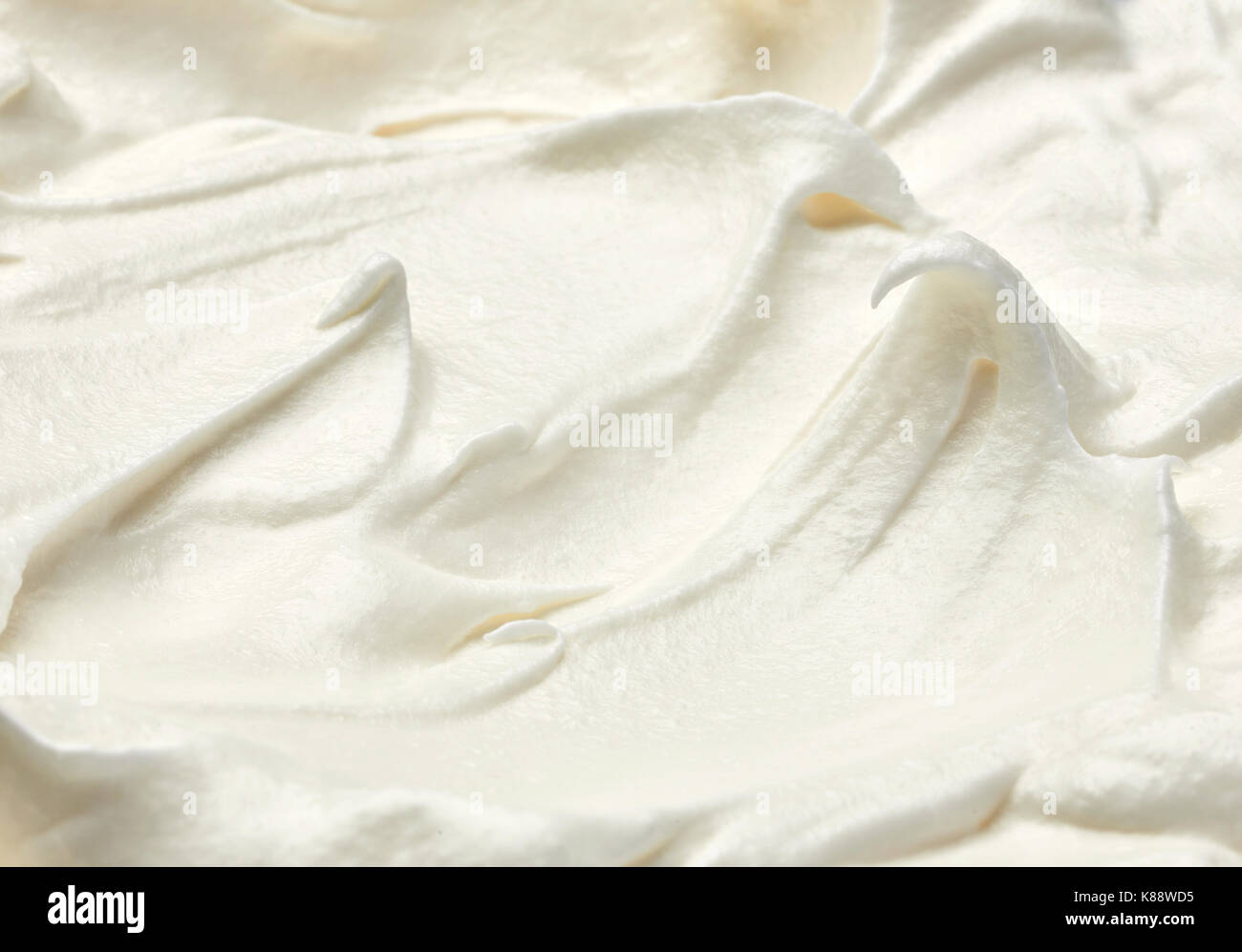 Gros plan d'une crème fouettée isolé sur fond blanc Banque D'Images