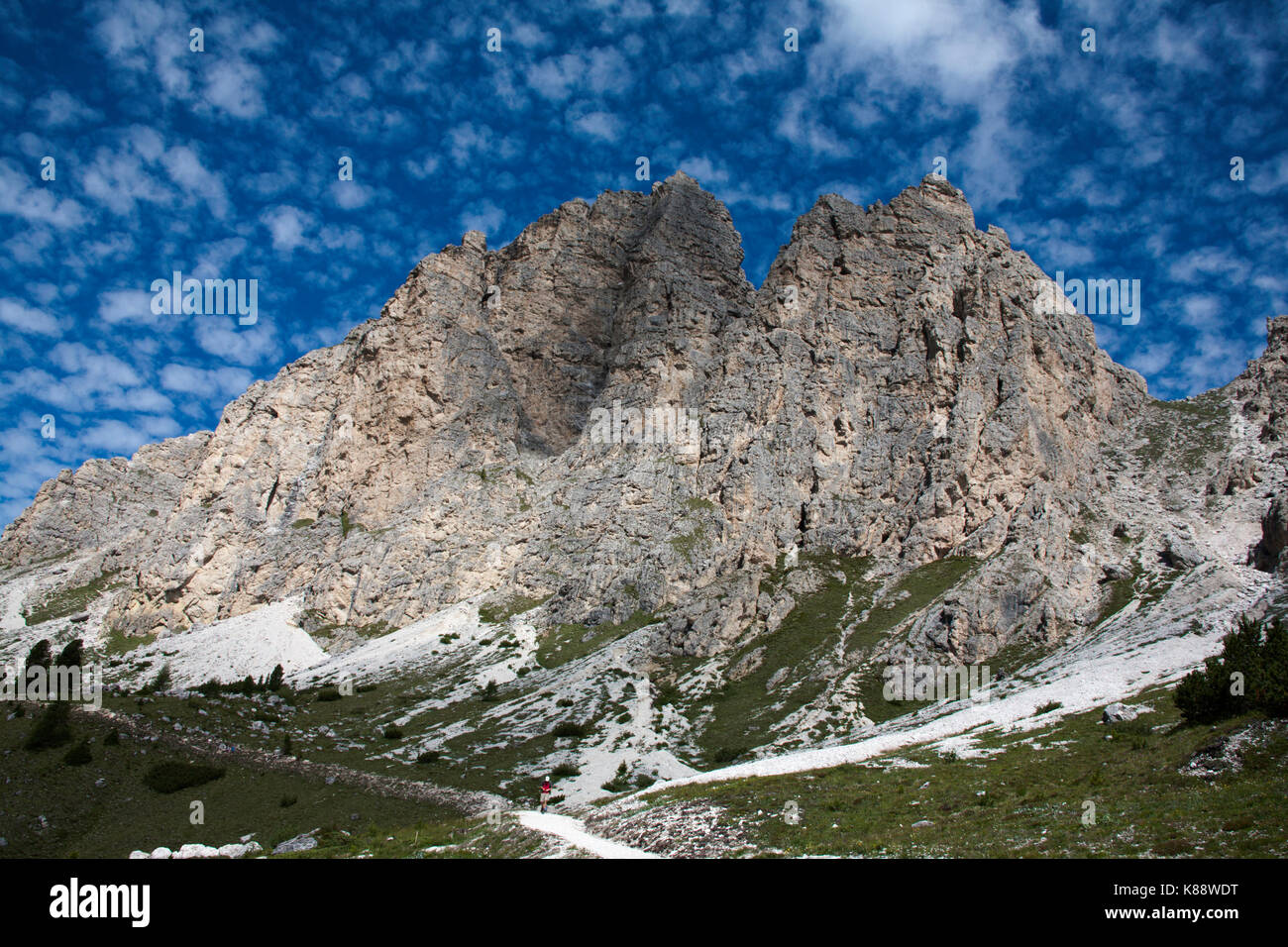 Le grand cir et pice cir s'élevant au-dessus du Passo Gardena ou grodnerjoch près de la télécabine dantercepies Val Gardena et Alta Badia Dolomites Italie Banque D'Images