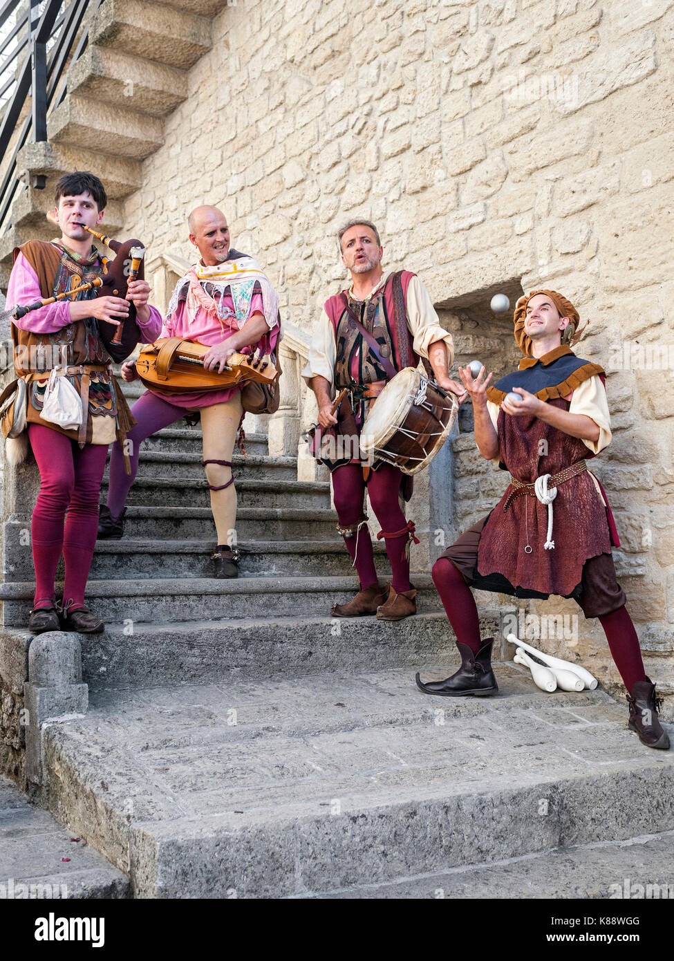 Marinis San habillés et d'effectuer dans des tenues pendant la période de Festival Médiéval annuel tenu à San Marino. Banque D'Images