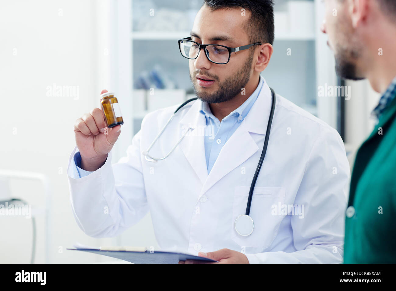 Médecin spécialiste holding avec bouteille de pilules et dire à ses patients sur leur efficacité Banque D'Images
