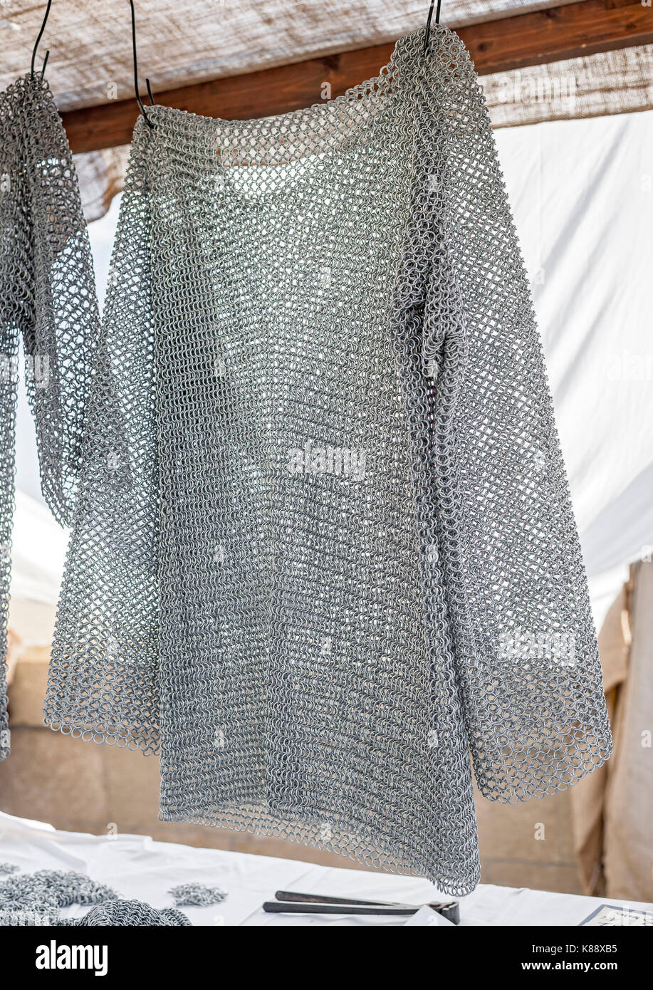 Replica chain mail haut sur l'écran lors de l'assemblée annuelle tenue Festival médiéval dans la vieille ville de Saint-Marin dans la république de Saint-Marin. Banque D'Images