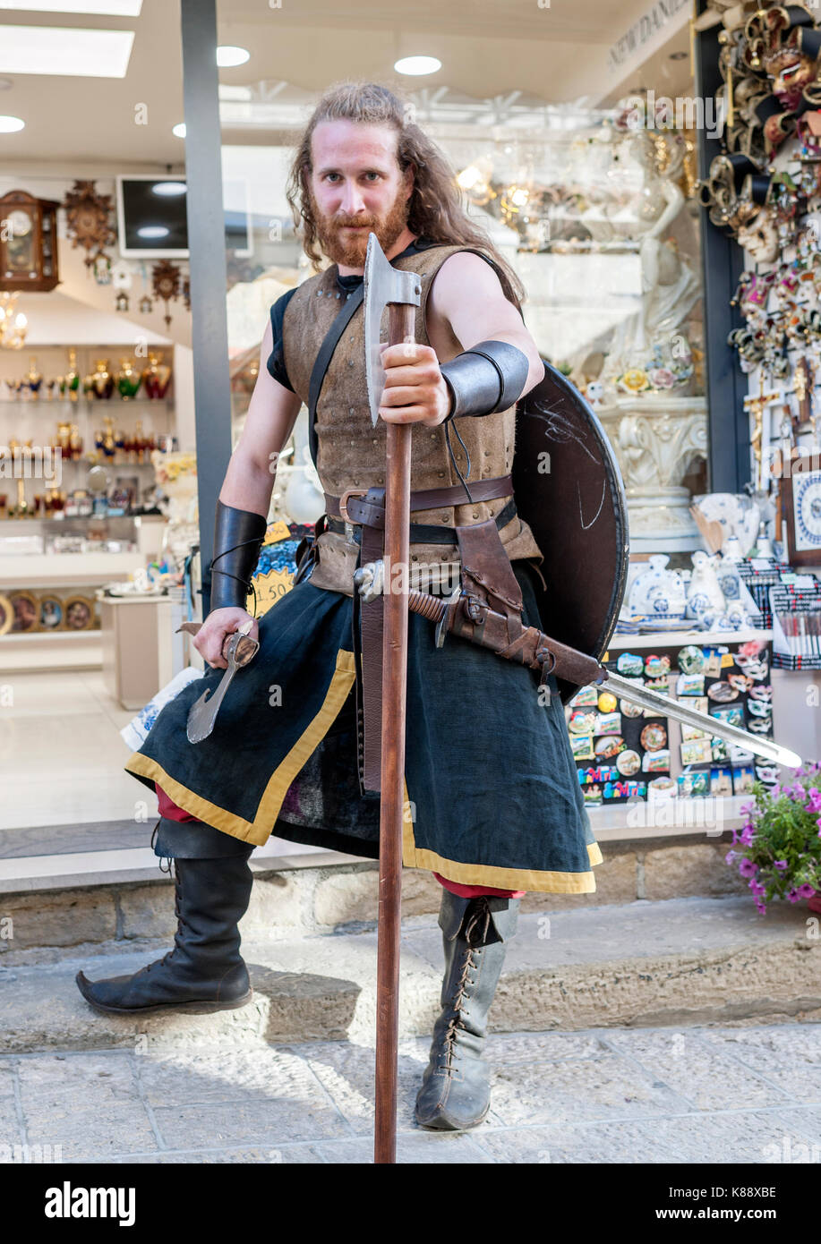 San Marini homme habillé en costume médiéval pour le Festival Médiéval annuel tenu dans la vieille ville de Saint-Marin dans la république de Saint-Marin. Banque D'Images