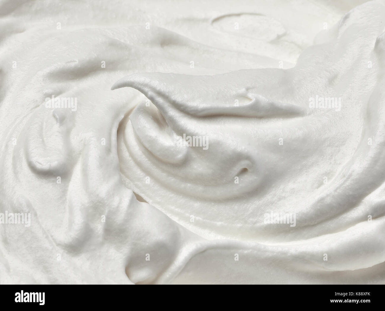 Gros plan d'une crème fouettée isolé sur fond blanc Banque D'Images