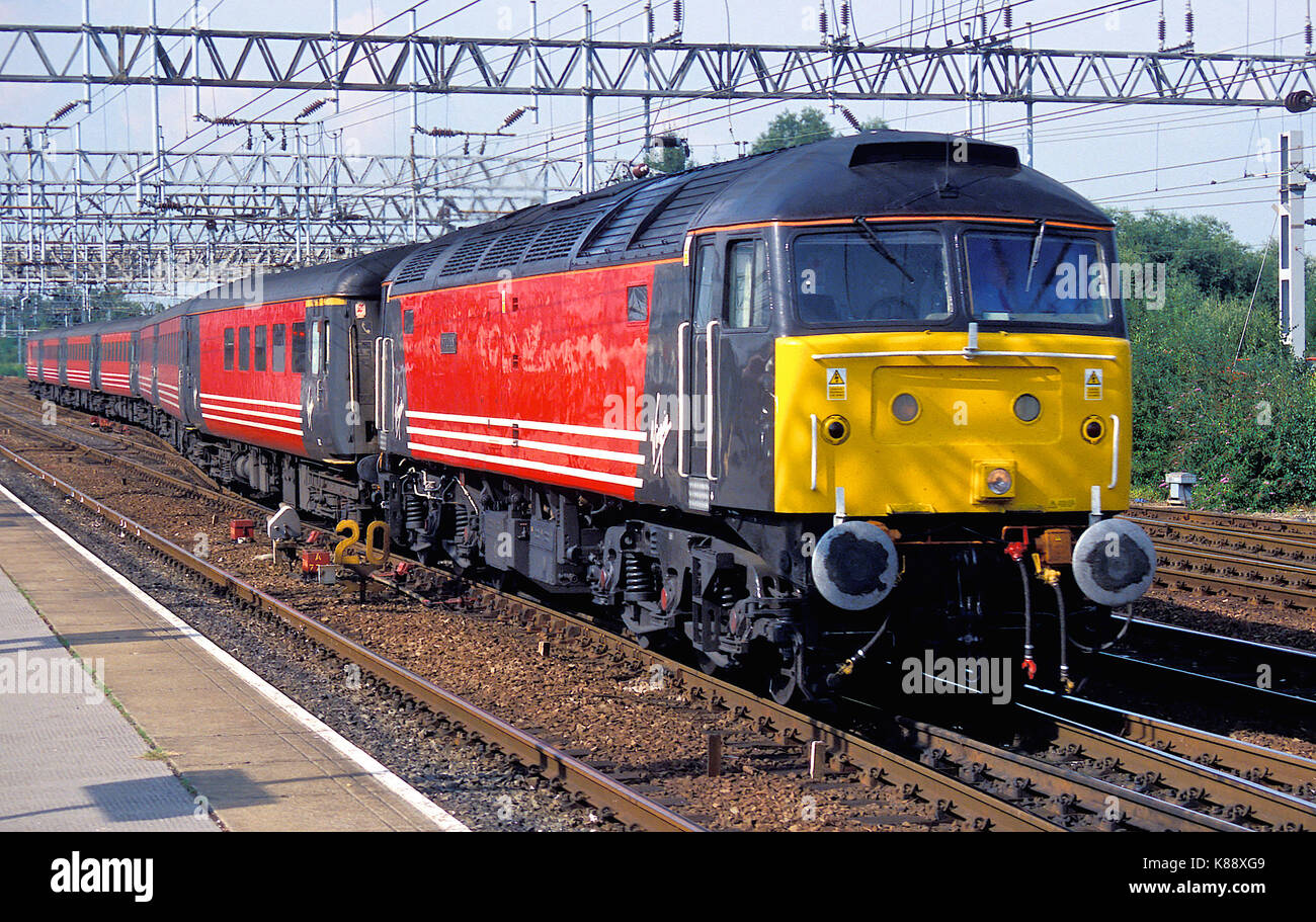 La catégorie 47 locomotive arrive à Crewe avec un train de voyageurs Banque D'Images