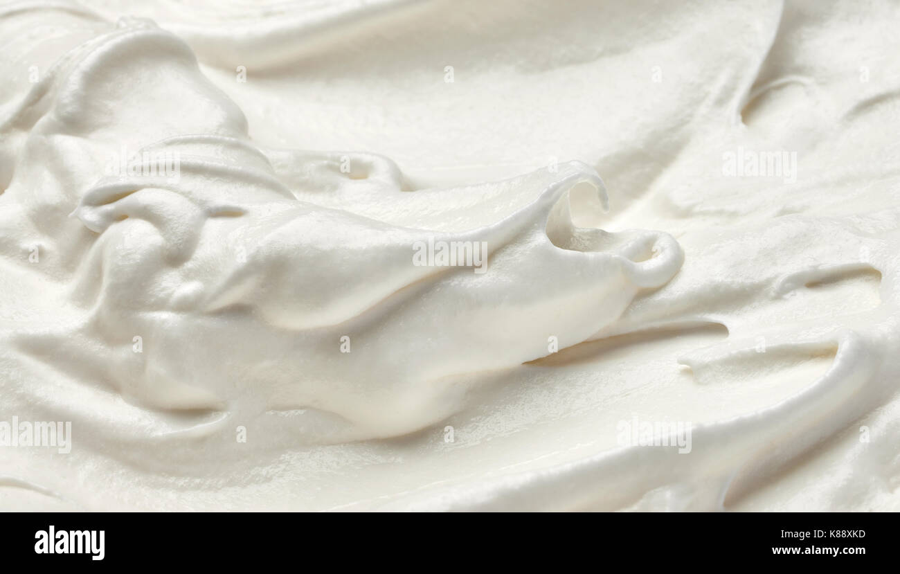 Gros plan d'une crème fouettée isolé sur fond blanc Banque D'Images