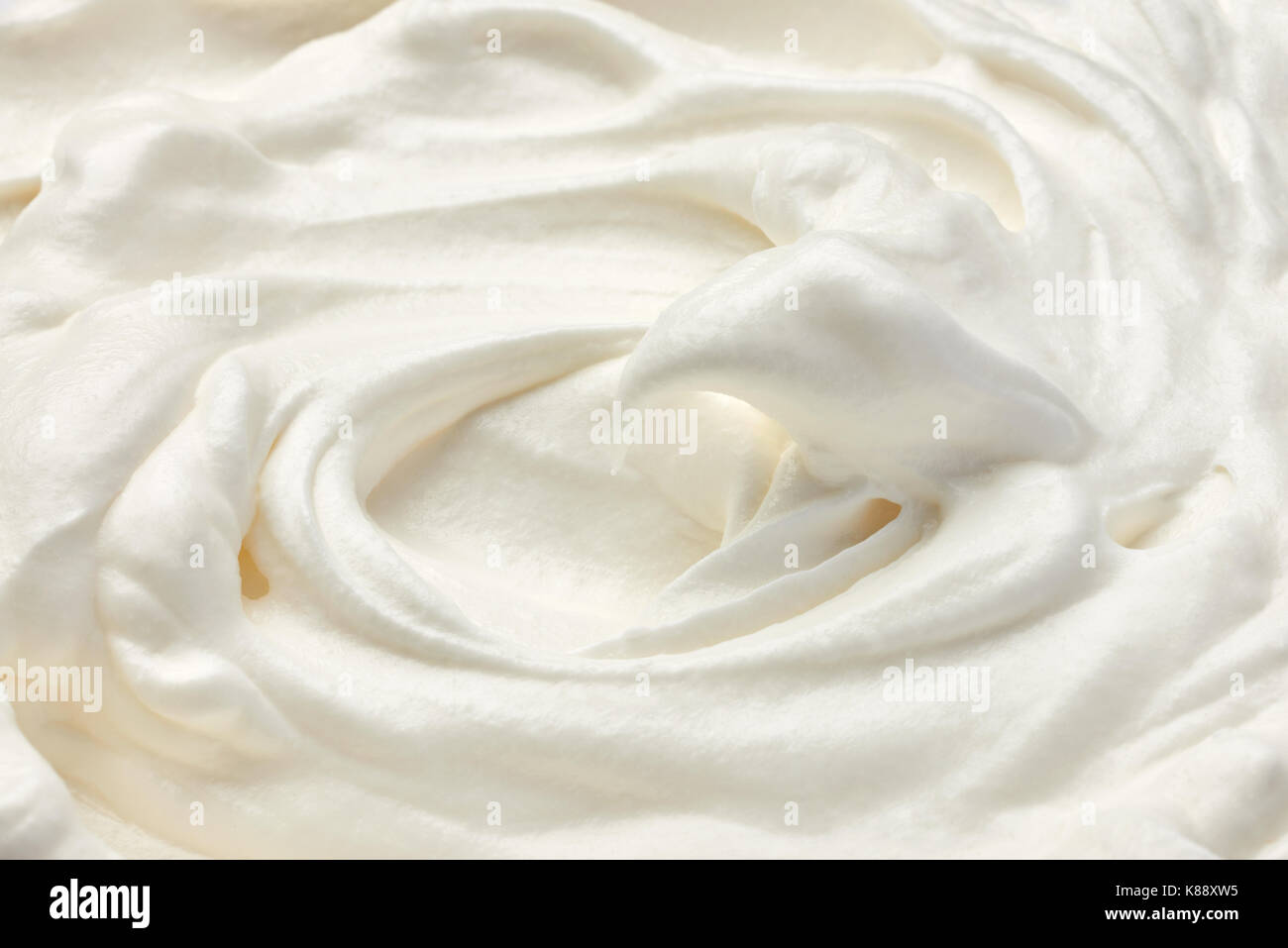 Gros plan d'une crème fouettée isolé sur fond blanc Banque D'Images