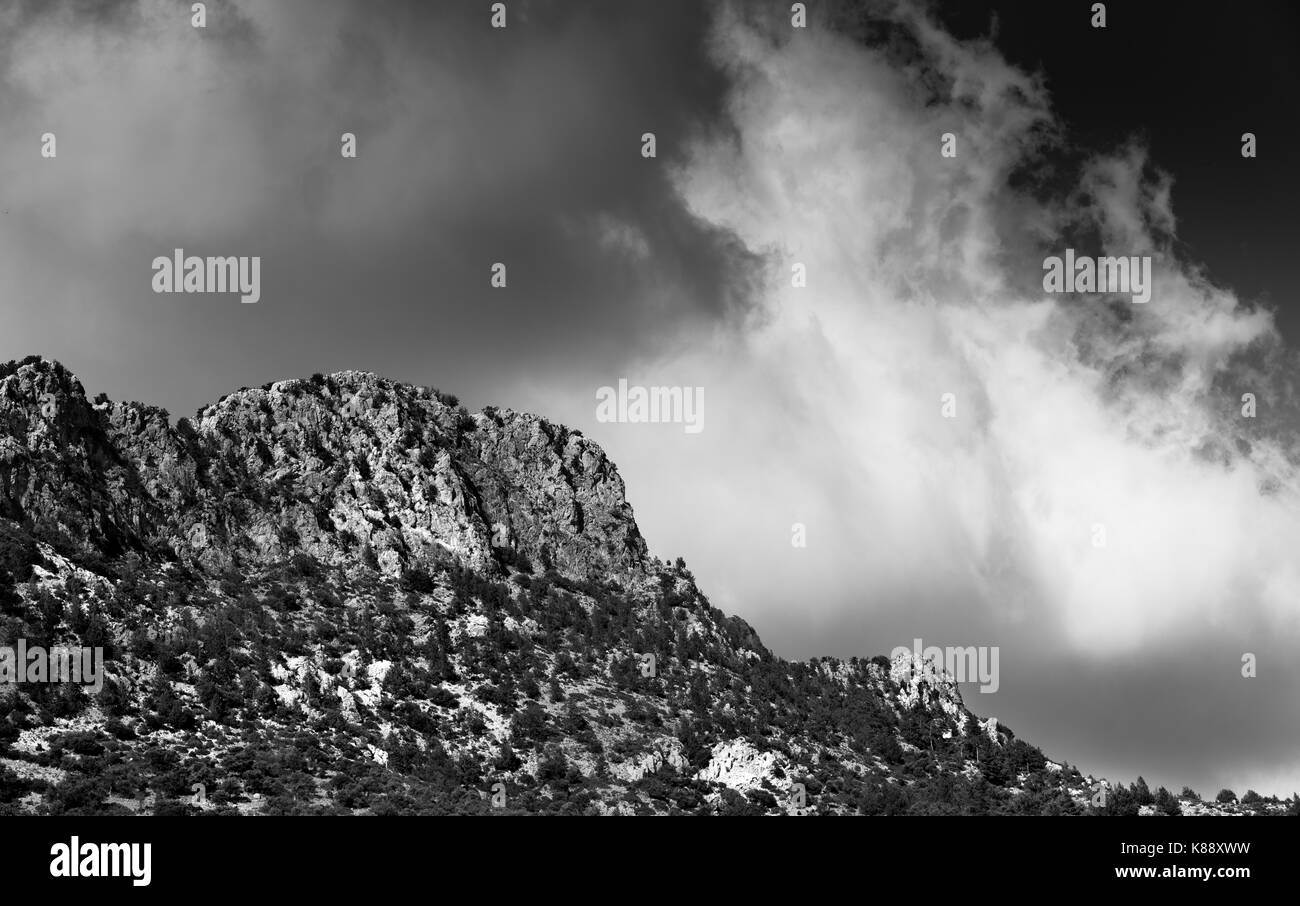 La crête de la montagne couverte de nuages spectaculaires montagnes dans kerynia pentadaktylos au district dans le nord de Chypre Banque D'Images