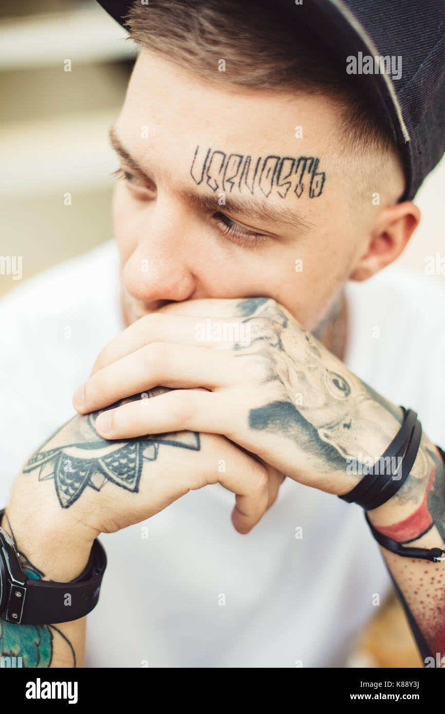 Tatouage Visage Homme Tatouages visage Banque de photographies et d'images à haute résolution -  Alamy