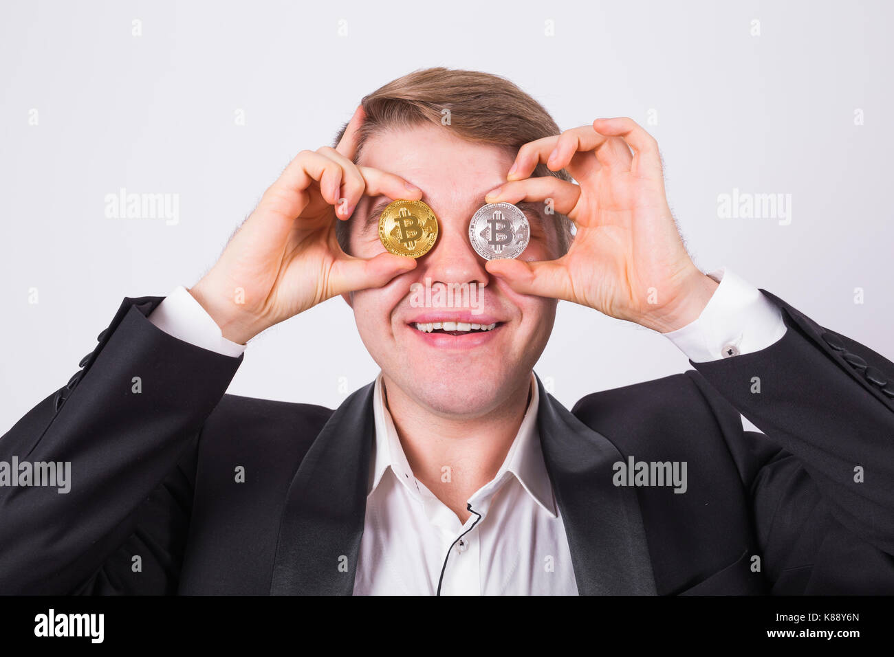 Bitcoin fou amoureux avec des pièces d'or et d'argent par des yeux, funny miner avec coins Banque D'Images