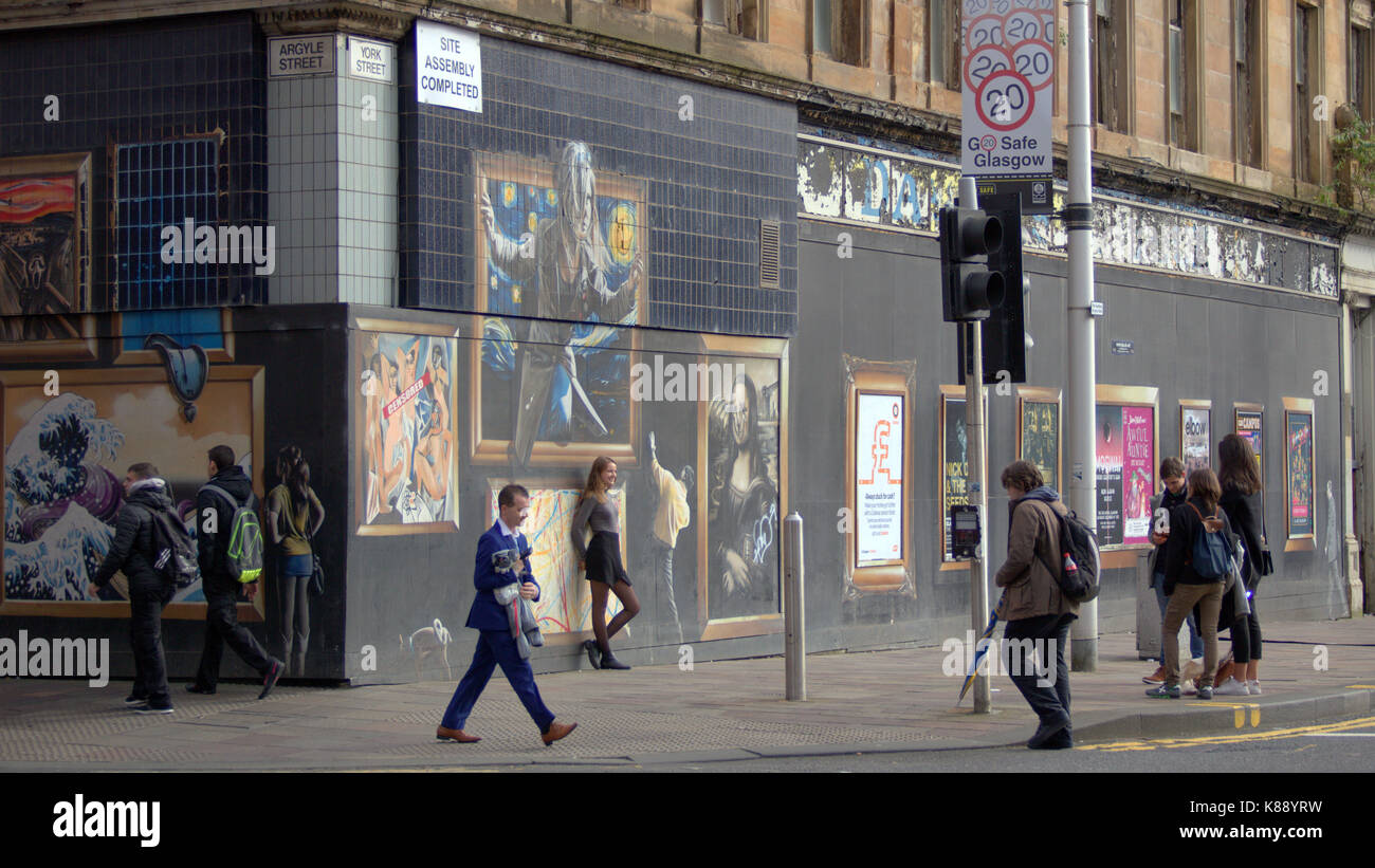 Jouer les touristes et prendre des autoportraits à l'avant de la rue murales ornant l'édifice om argyle Street Glasgow Banque D'Images