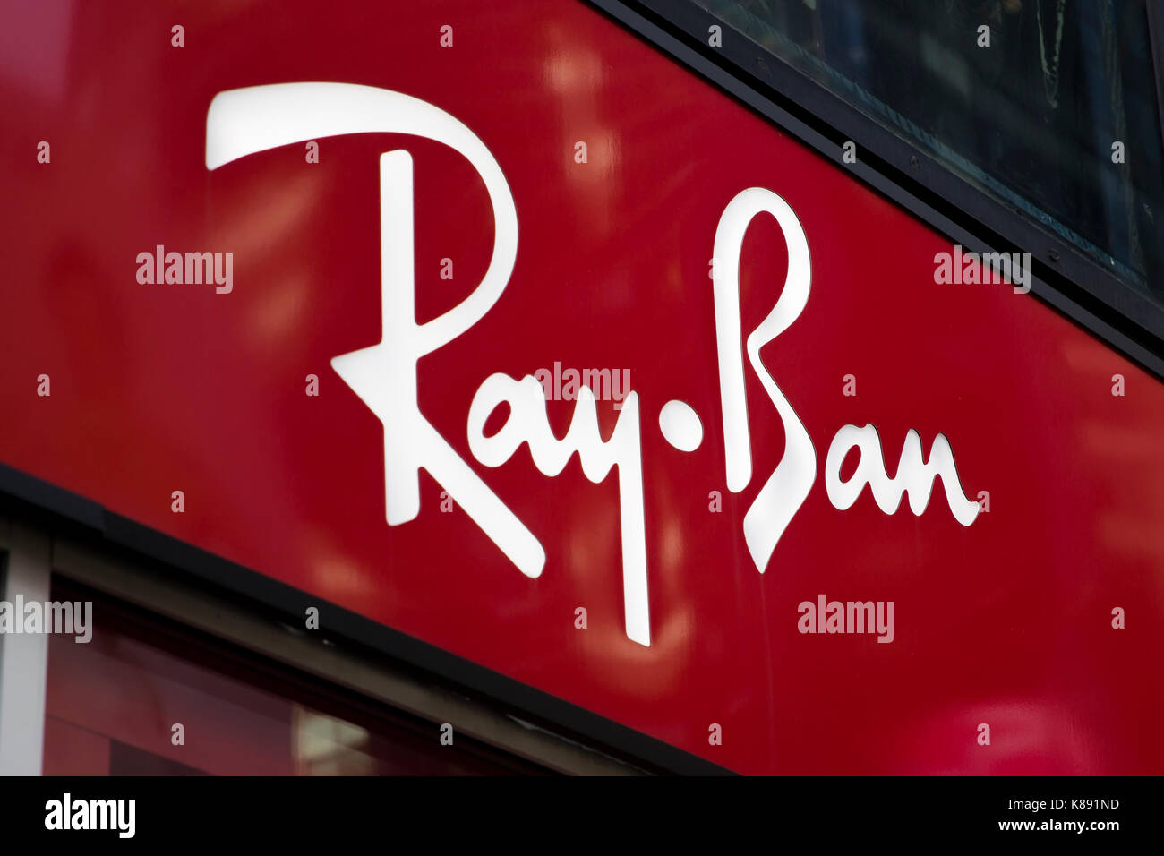 Ray ban logo Banque de photographies et d images a haute resolution Alamy