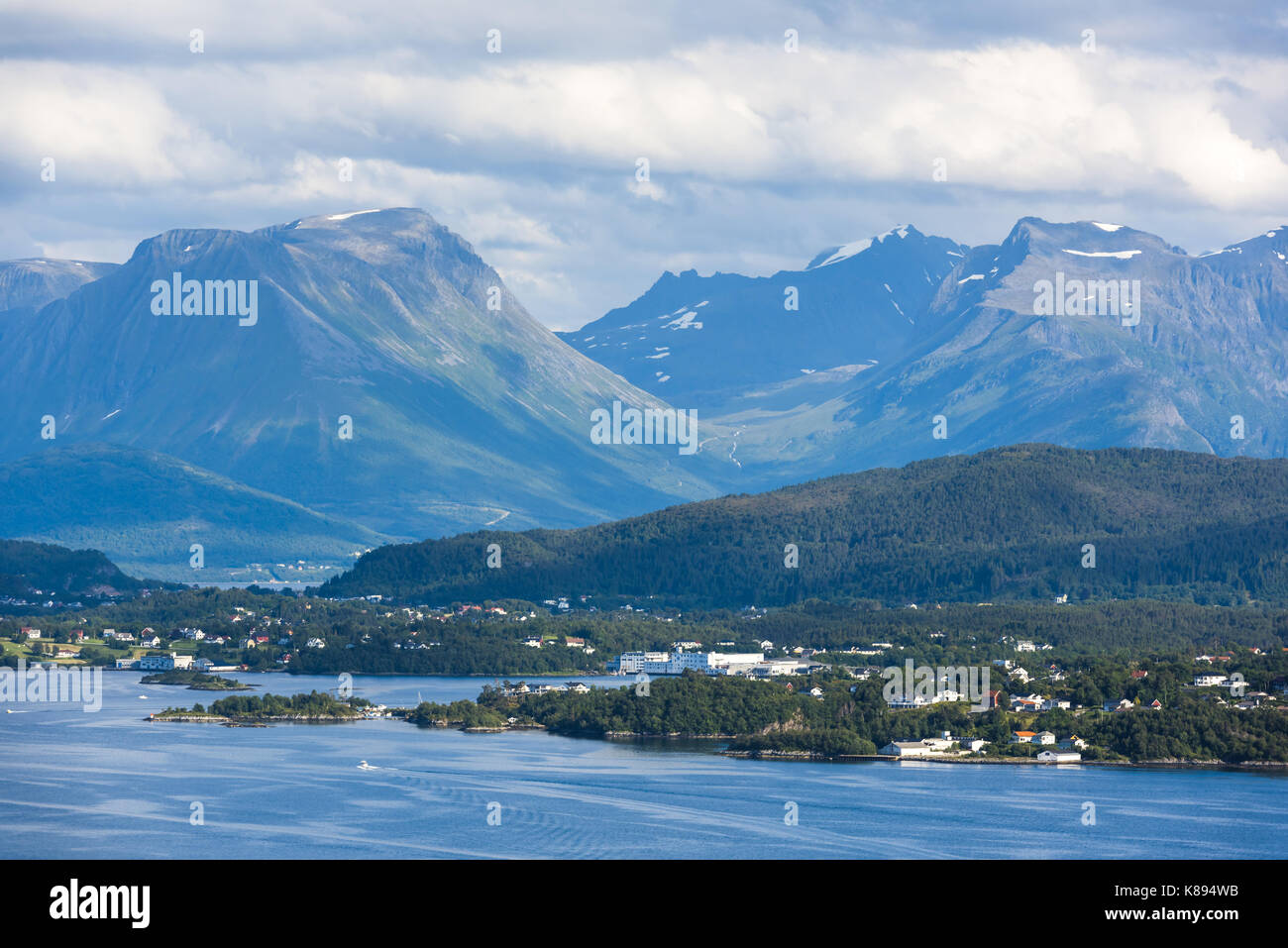 De soleil colorés à alesund ville portuaire sur la côte ouest de la Norvège. lieu où l'océan rencontrez les montagnes Banque D'Images