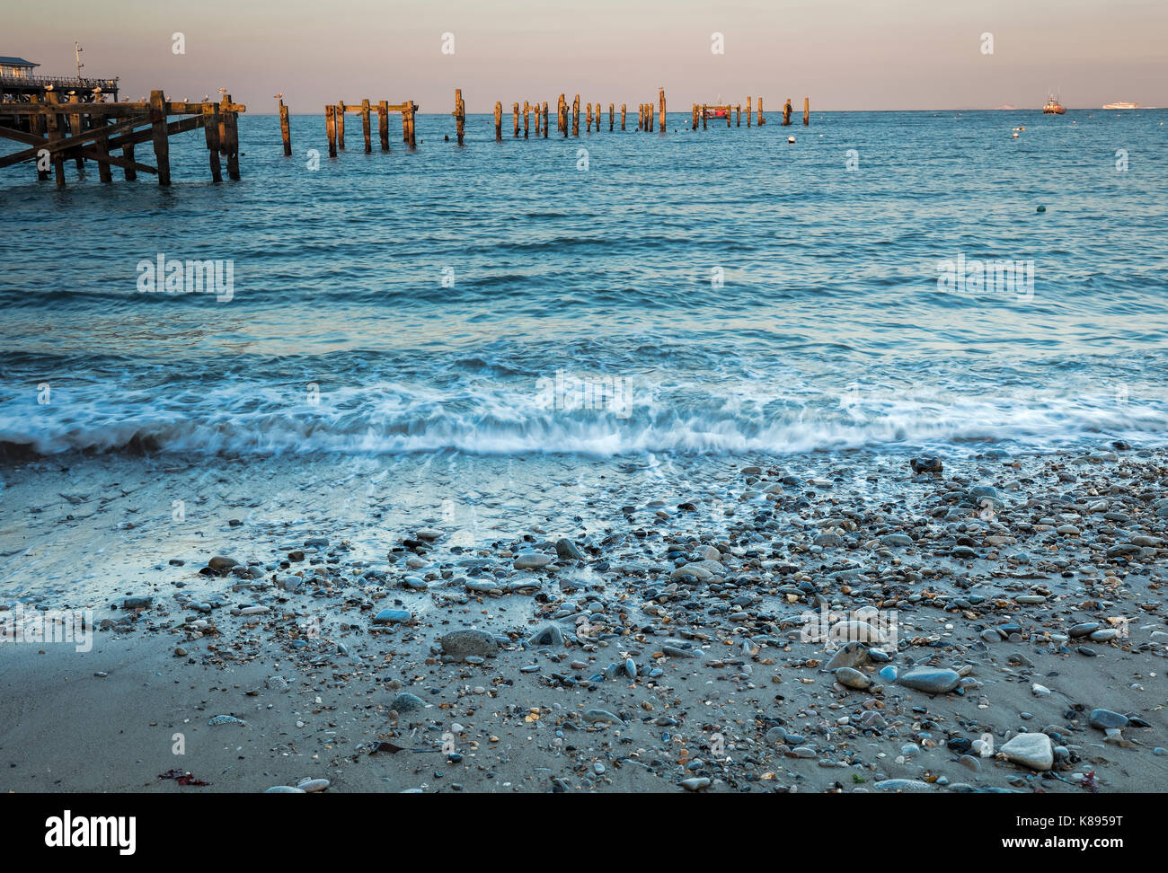 Bleu de la mer à la baie de swanage dans le Dorset Banque D'Images