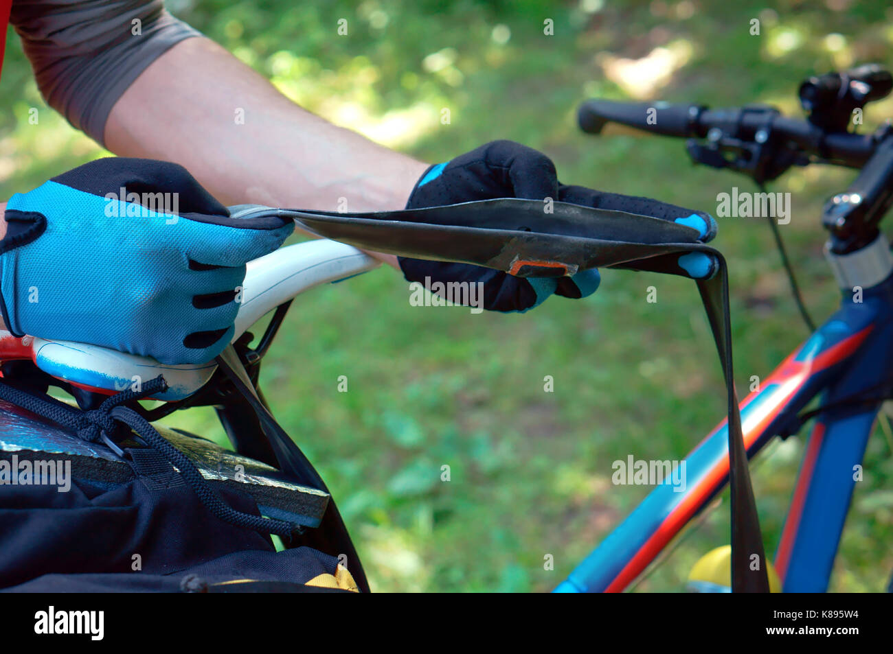Roue de vélo cassé, crevaison, trou dans l'appareil photo à fixer sur le voyage Banque D'Images