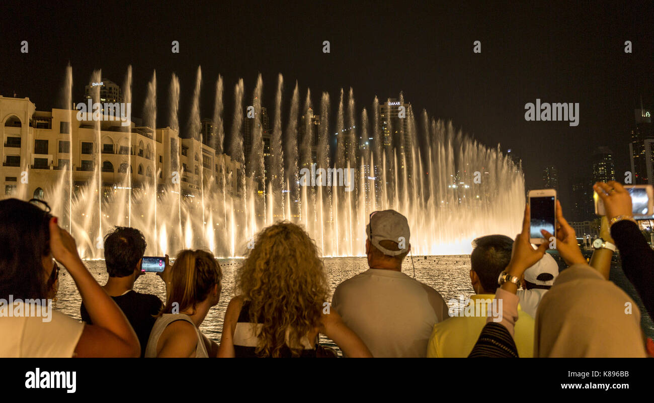 Les gens de la fontaine de Dubaï, la deuxième plus grande fontaine chorégraphiés avec un spectacle à couper le souffle des vues et des sons. Banque D'Images
