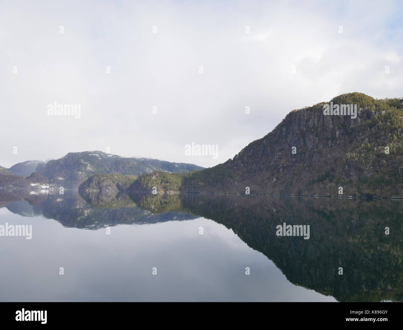 Reflet parfait des falaises et des sommets du fjord, Osterfjorden, Norvège Banque D'Images