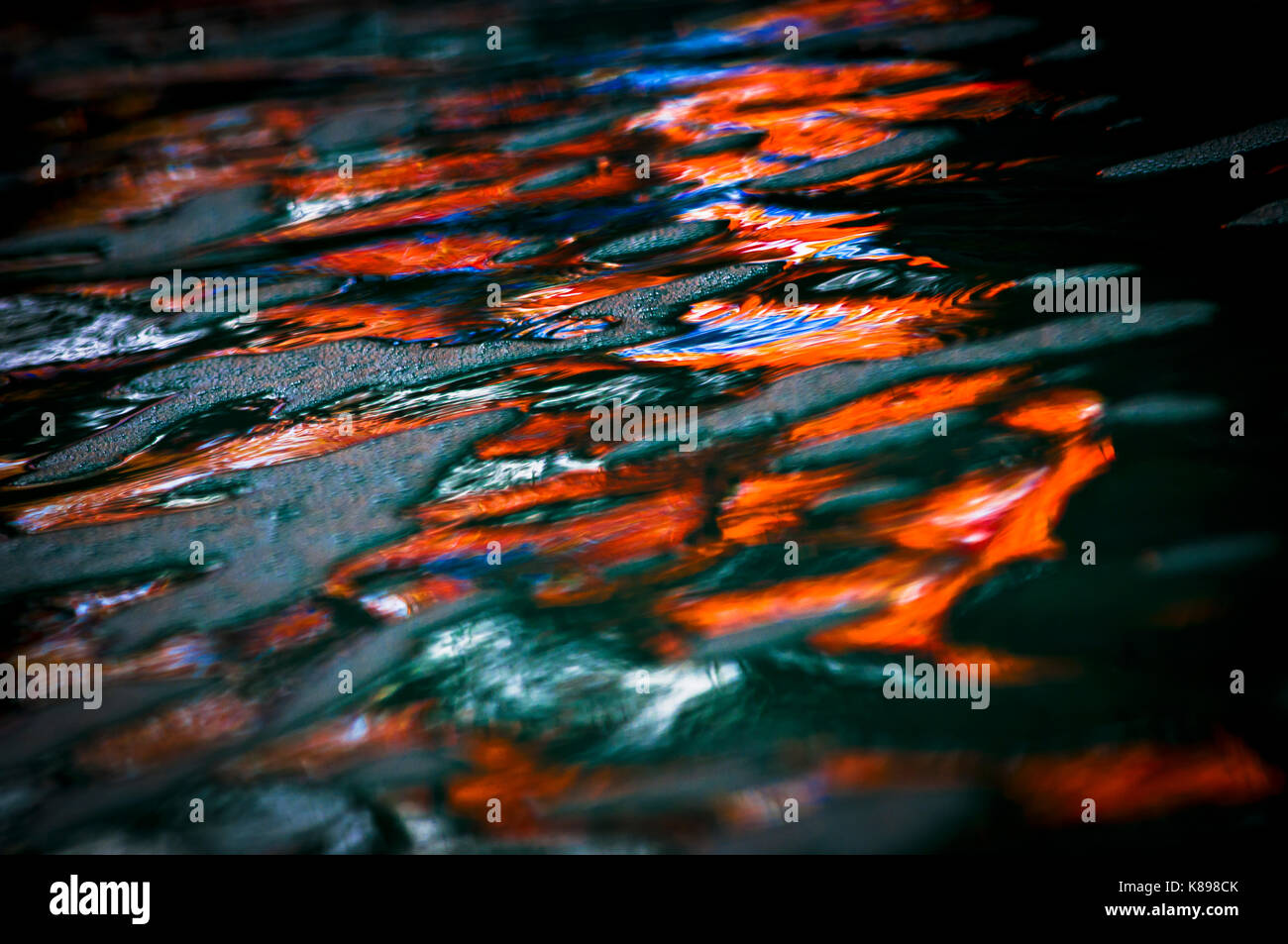 Réflexion sur l'eau en mouvement couleur Banque D'Images