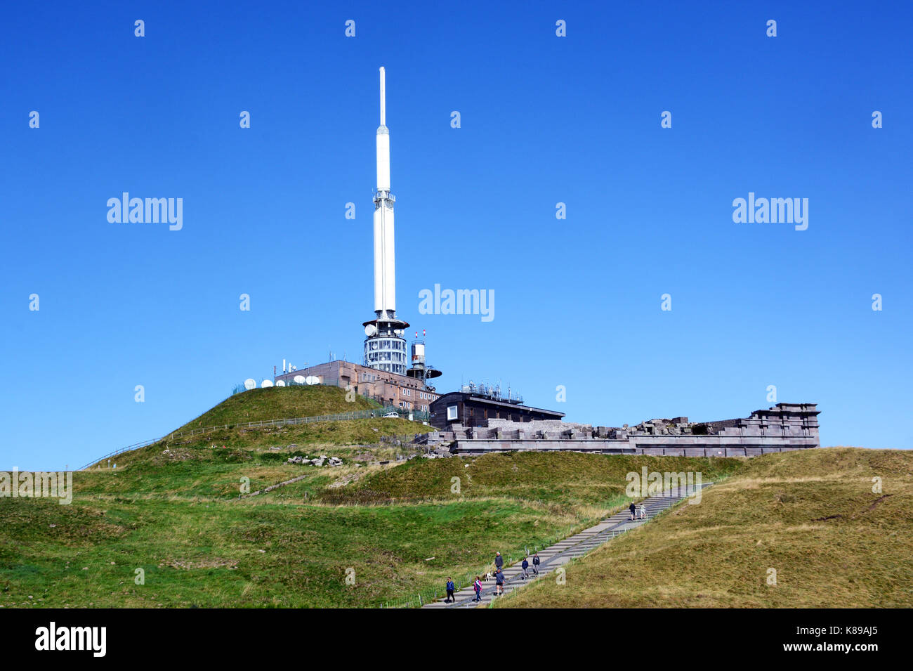 L'antenne du téléviseur et Mercure temple, Puy de Dome, Auvergne, Massif Central, France Banque D'Images