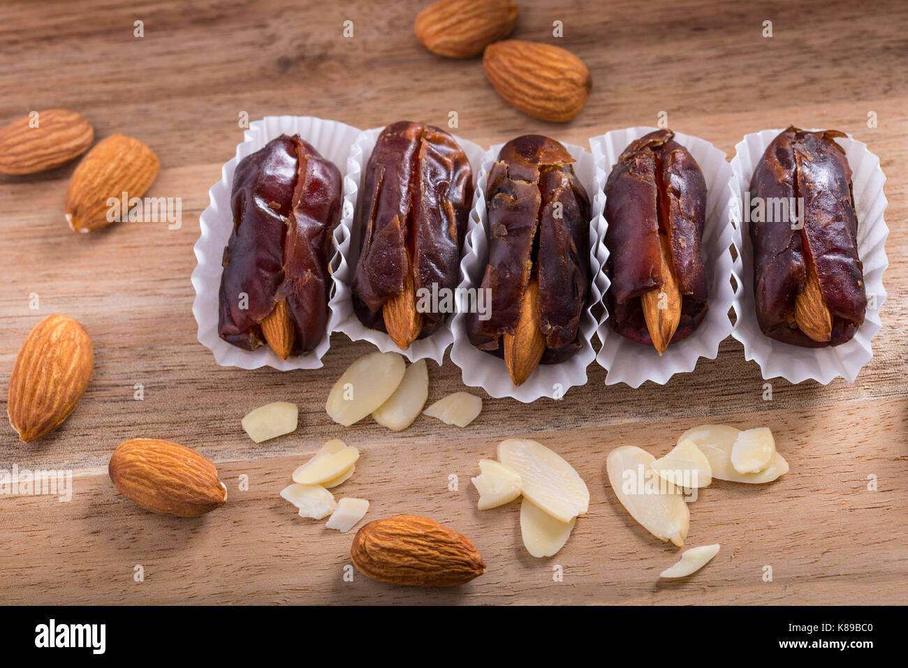 Dattes farcies aux amandes sur fond rustique Banque D'Images