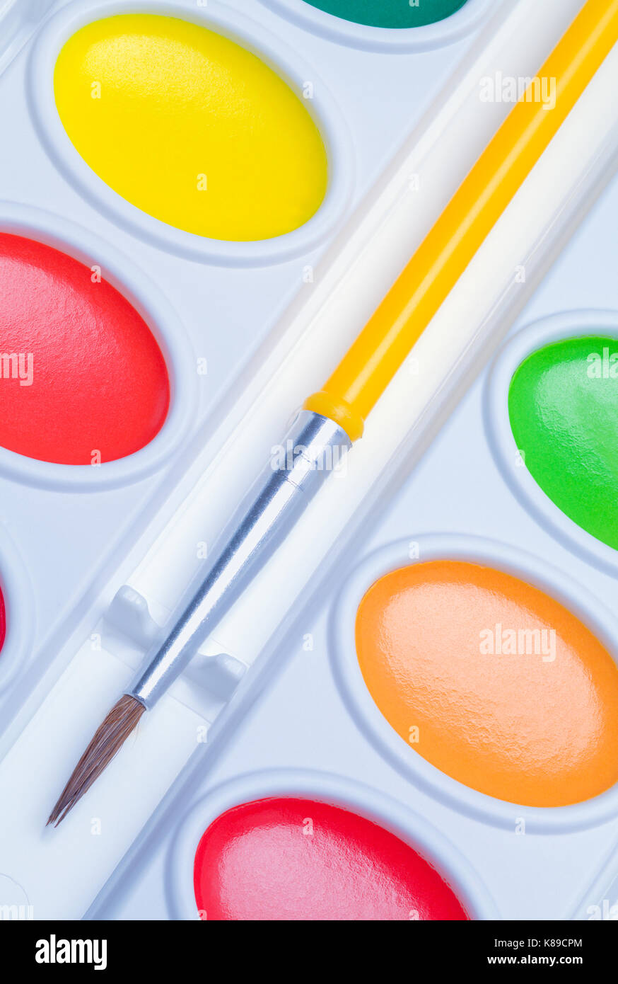 Peinture de couleur de l'eau défini et pinceau close up isolé sur blanc. Banque D'Images