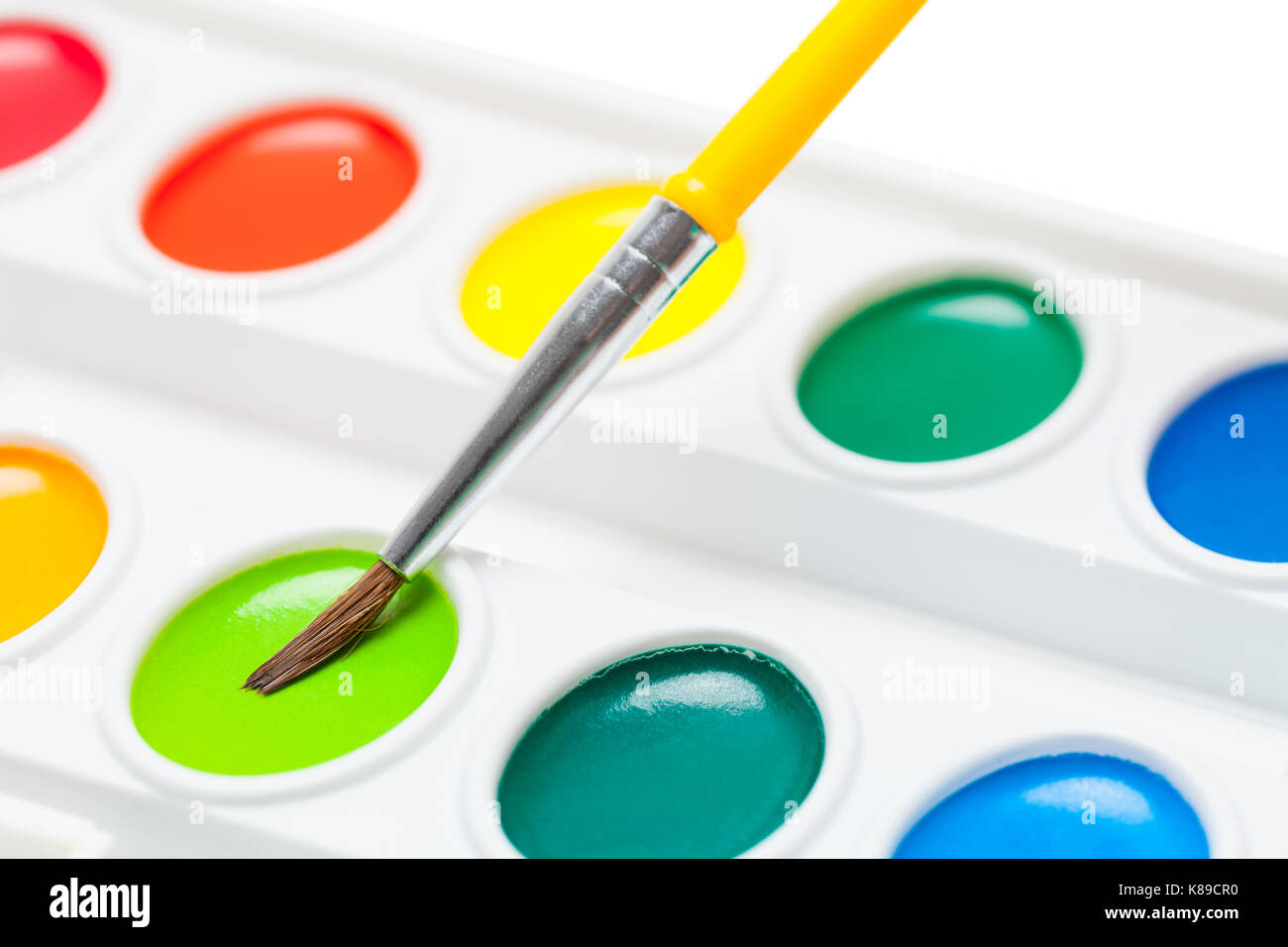Peinture de couleur de l'eau défini et pinceau isolé sur blanc. Banque D'Images