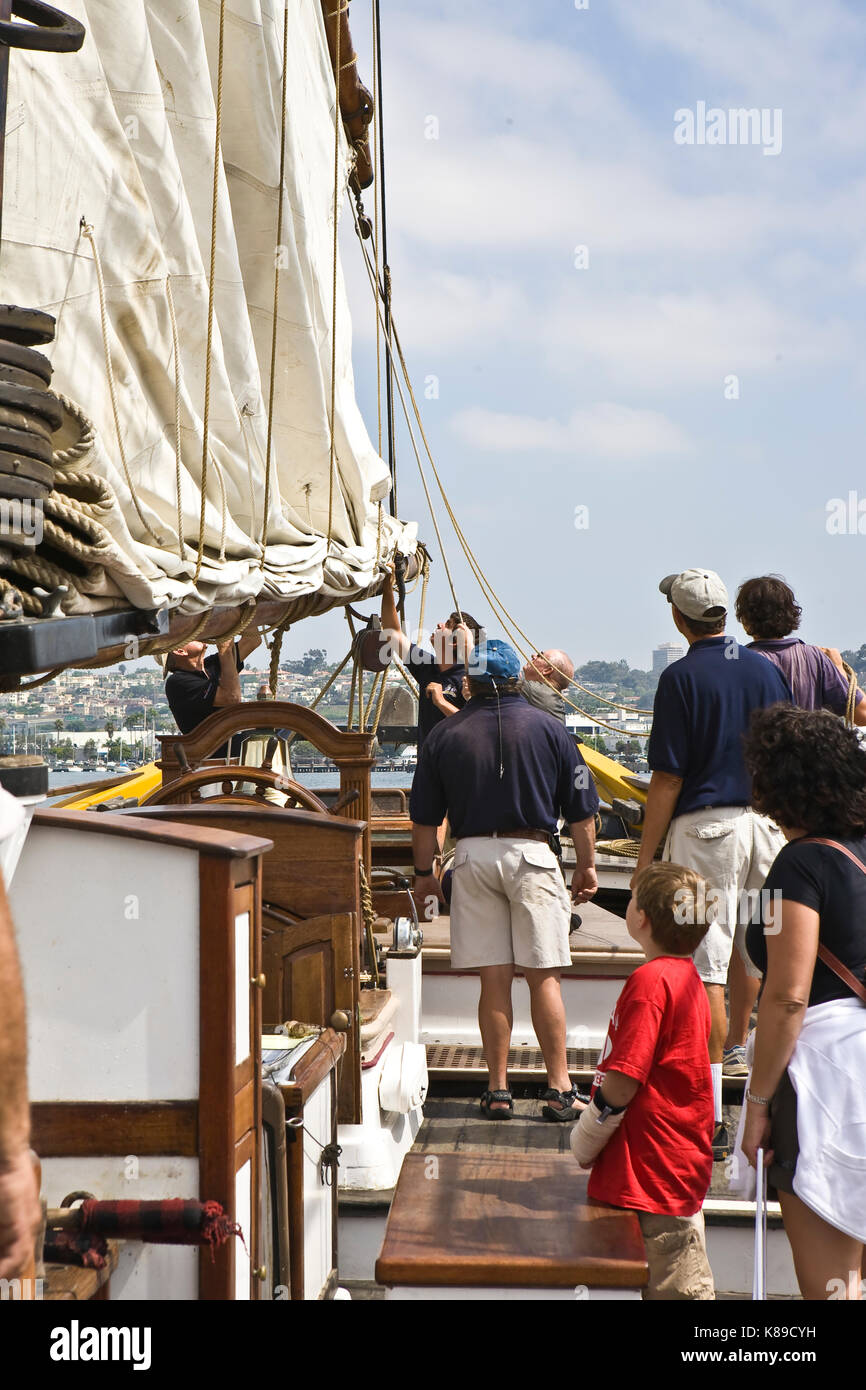 Tall Ship esprit de Dana Point voiles sont soulevées à l'occasion du festival de la voile à San Diego, CA US. Ce navire est traditionnellement construit une réplique exacte, de Banque D'Images