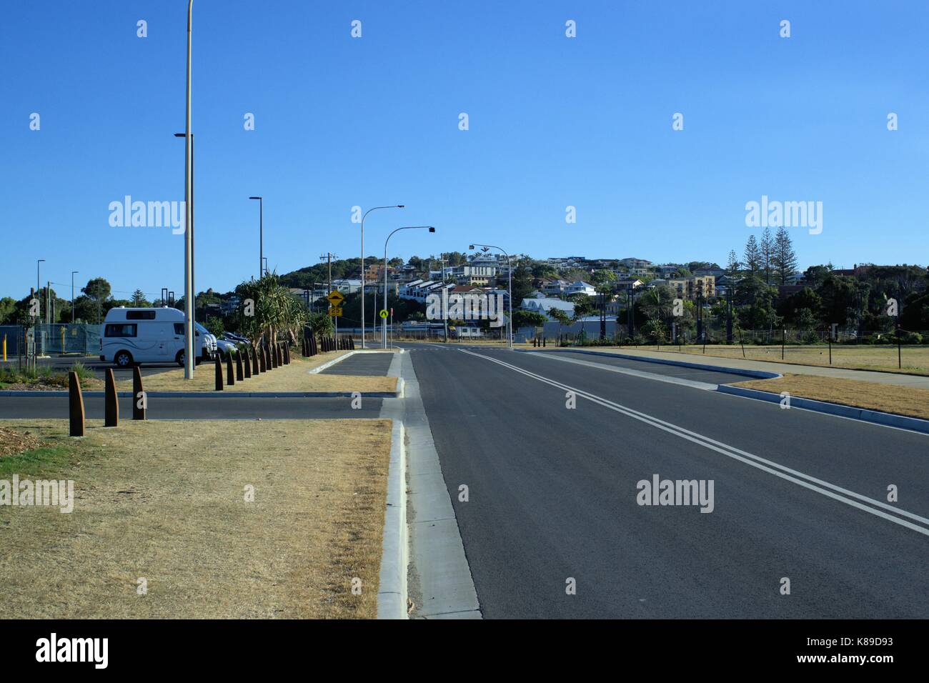 Rue déserte ou route déserte dans la ville australienne de Coffs Harbour. Banque D'Images