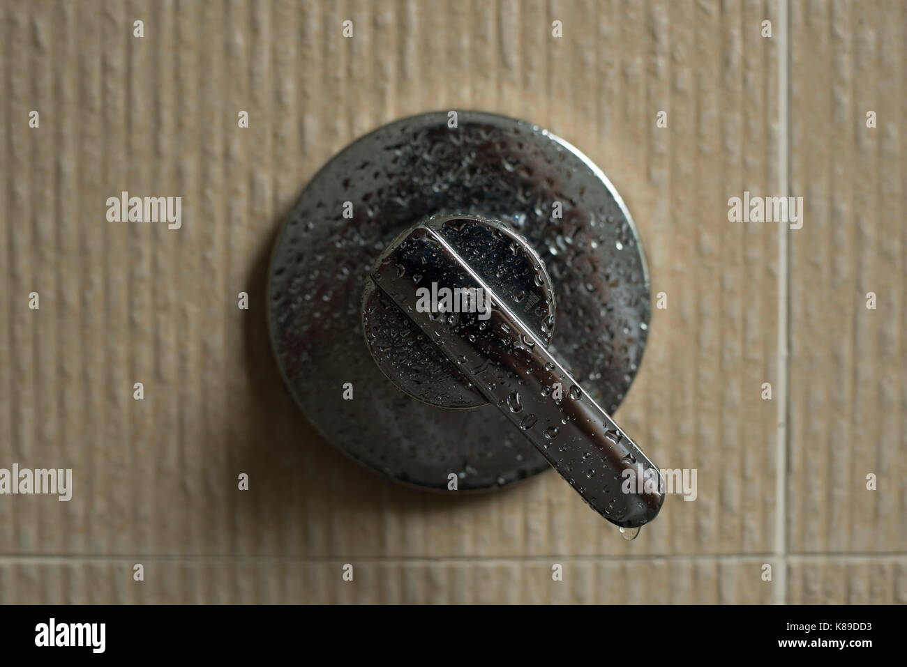 Concept d'hygiène. photo d'un robinet de la salle de bain d'argent Banque D'Images