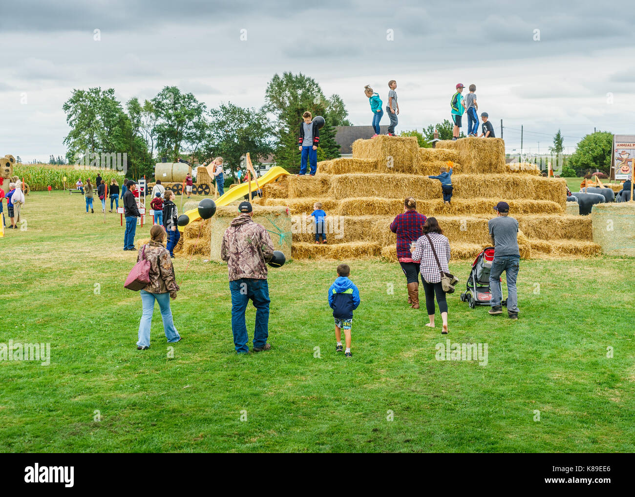 Summerside, Prince Edward Island, canada -17 septembre : les enfants jouent sur un château de paille pendant que leur famille ressemble à la journée portes ouvertes le 17 septembre 2017. crédit : Verena Matthieu/Alamy live news Banque D'Images