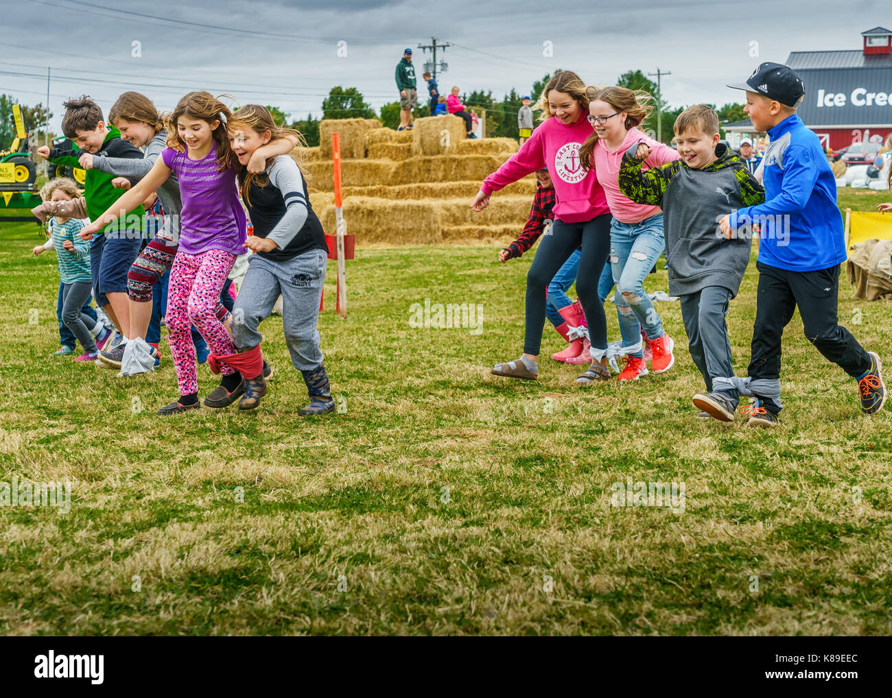 SUMMERSIDE, PRINCE EDWARD ISLAND, CANADA - 17 Sept : les concurrents s'exécuter dans la course à trois pieds à la journée portes ouvertes le 17 septembre, 2017 Crédit : Verena Matthieu/Alamy Live News Banque D'Images