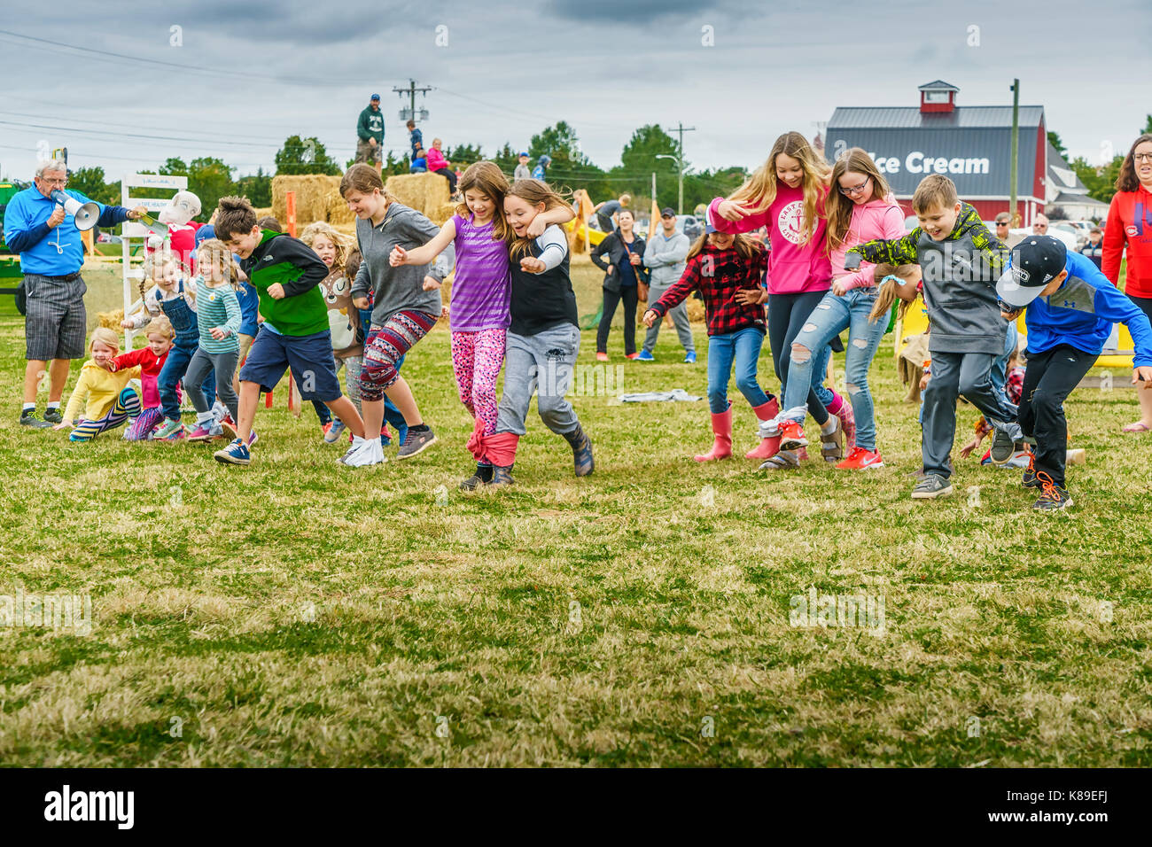 SUMMERSIDE, PRINCE EDWARD ISLAND, CANADA - 17 Sept : les concurrents s'exécuter dans la course à trois pieds à la journée portes ouvertes le 17 septembre, 2017 Crédit : Verena Matthieu/Alamy Live News Banque D'Images