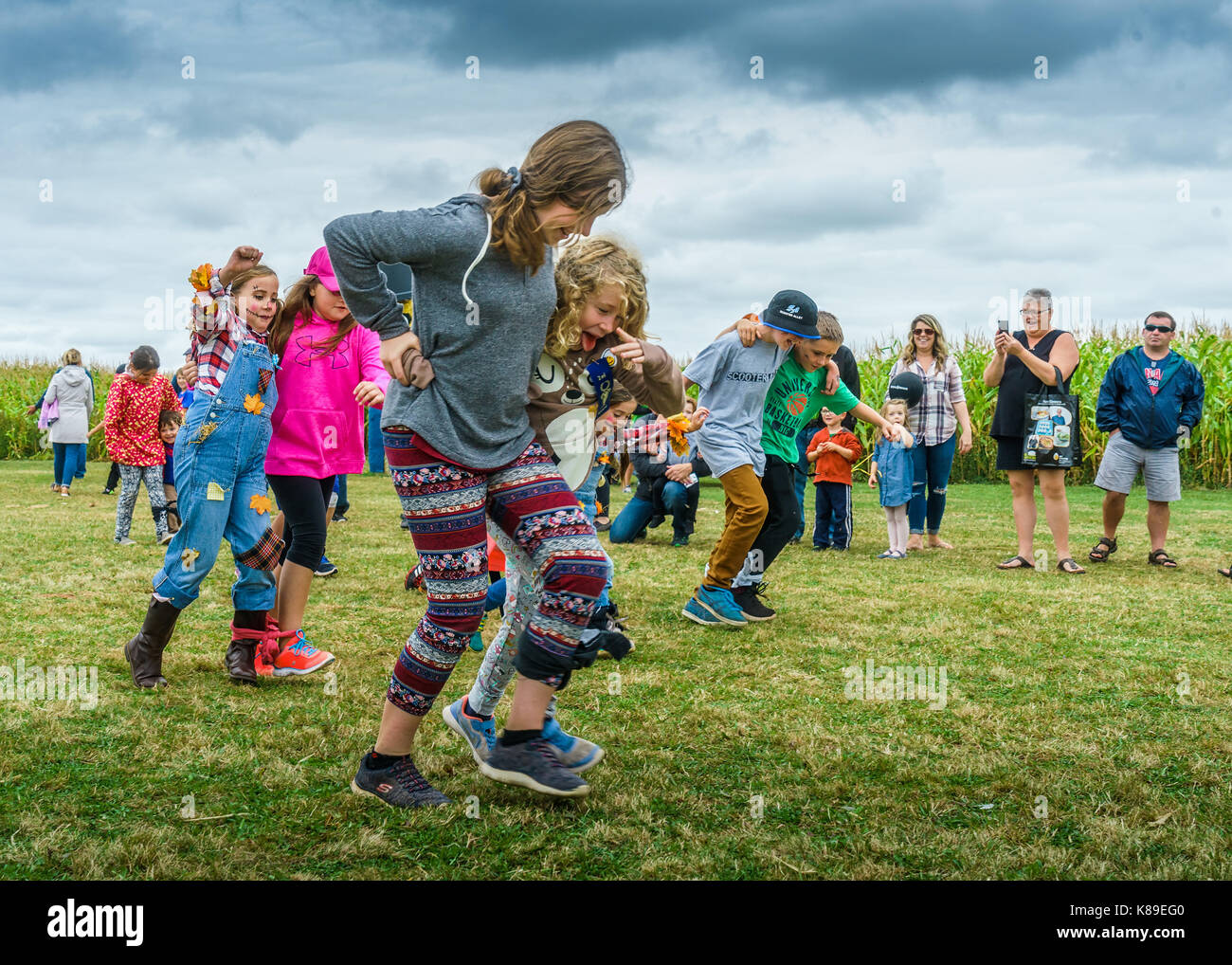 SUMMERSIDE, PRINCE EDWARD ISLAND, CANADA - 17 Sept : les concurrents s'exécuter dans la course à trois pieds à la journée portes ouvertes le 17 septembre, 2017 Crédit : Verena Matthieu/Alamy Live News Banque D'Images