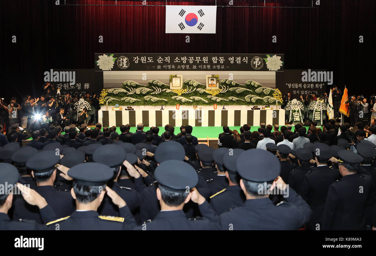 Séoul, Corée du Sud, le 19 septembre, 2017. Les funérailles d'un enterrement des pompiers est tenu en septembre. 19, 2017, pour les deux pompiers qui ont été tués en service à Gangneung, 237 kilomètres à l'est de Séoul. Les deux hommes ont été tués quand un pavillon s'est effondré alors qu'ils essaient d'éteindre les flammes d'un incendie restants. crédit : newscom/Alamy live news Banque D'Images