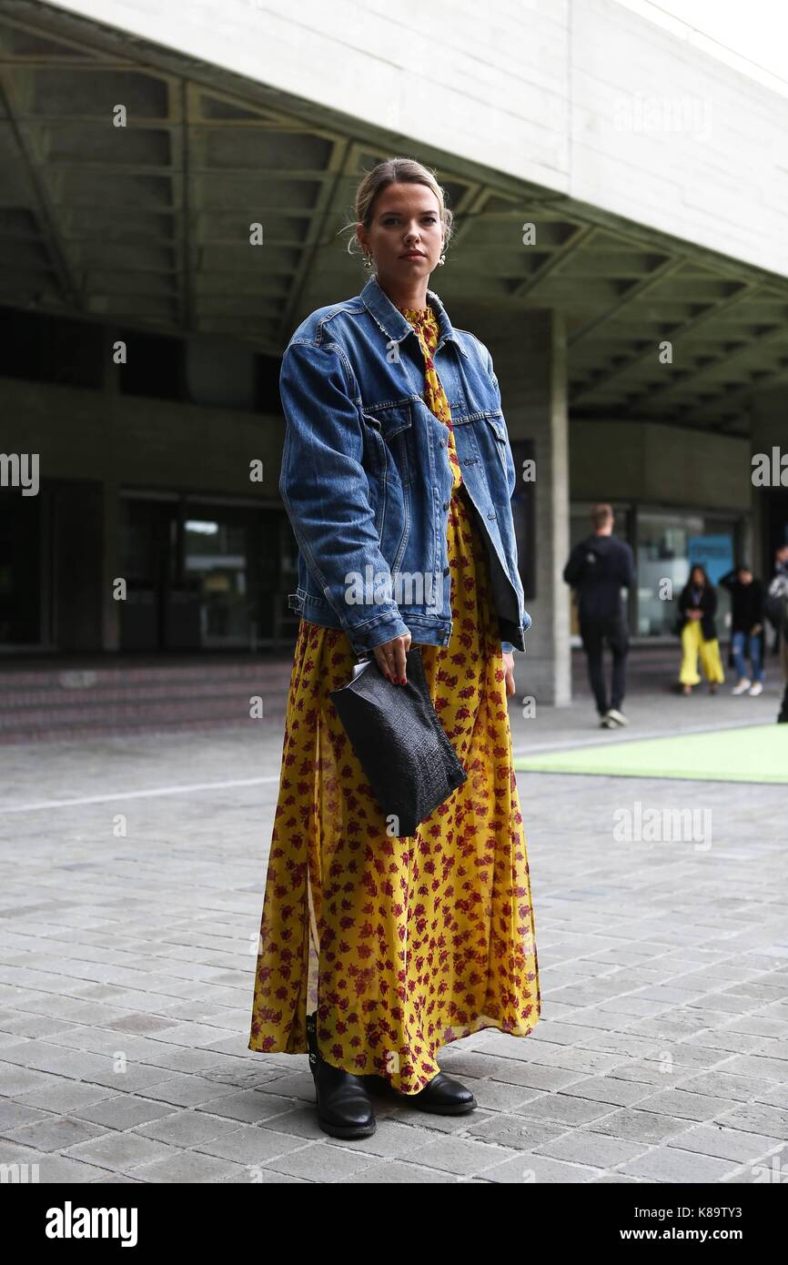 Un showgoer chic qui se pose à l'extérieur du spectacle de piste Roland Mouret pendant la semaine de mode de Londres - 17 septembre 2017 - photo: Valentina Ranieri ***pour usage éditorial seulement*** | Verwendung weltweit Banque D'Images