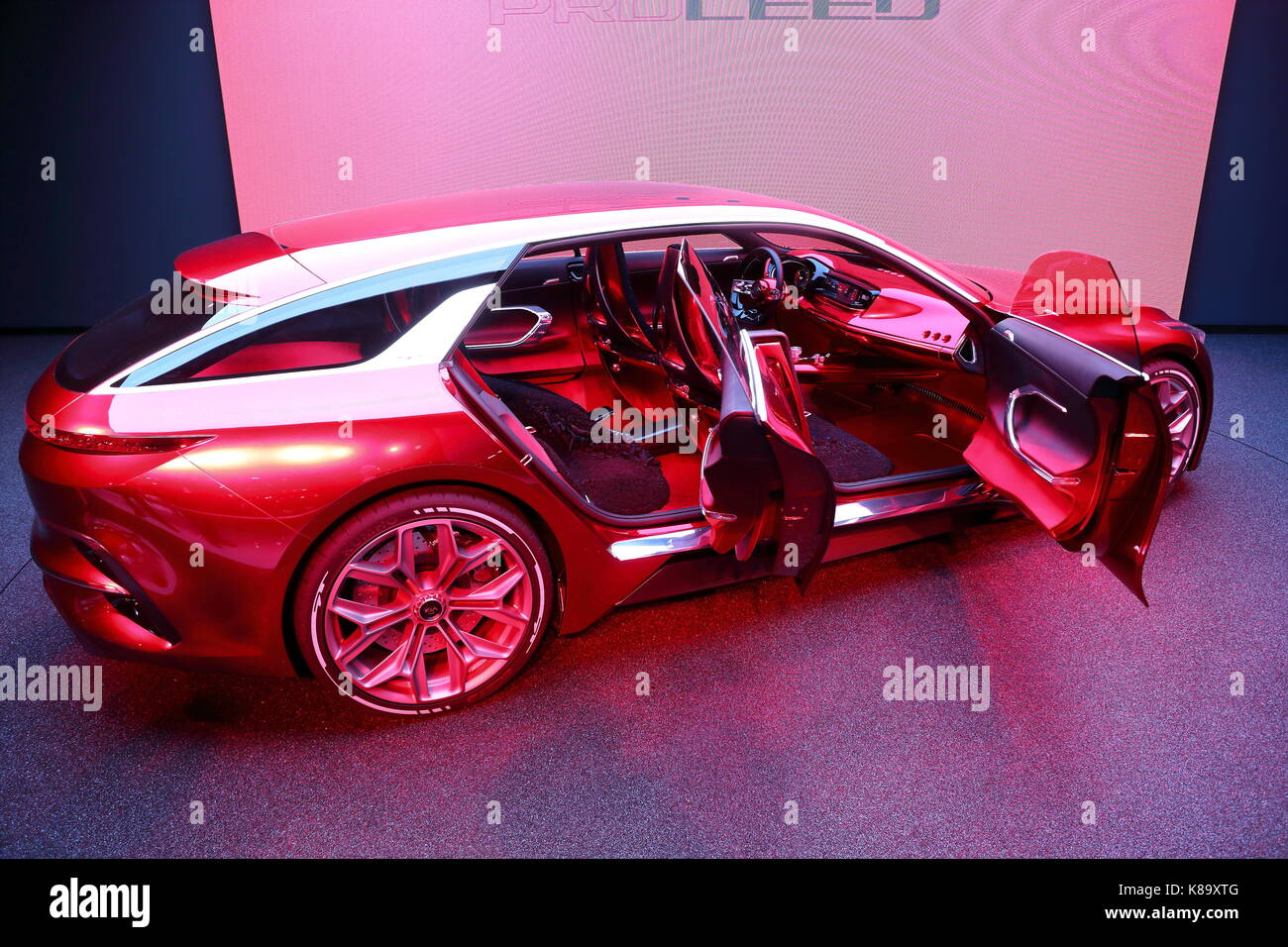 Les constructeurs du monde entier présentent leurs nouveaux modèles et concept-cars à l'occasion du salon de l'automobile voiture d'IAA de Francfort, Allemagne Banque D'Images