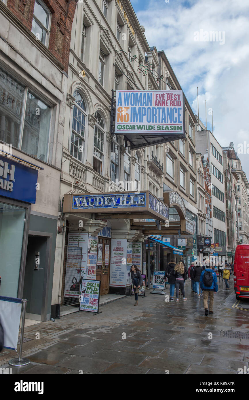 Théâtre du vaudeville sur le Strand, London, la lecture d'une femme sans importance. Credit : Malcolm Park/Alamy. Banque D'Images