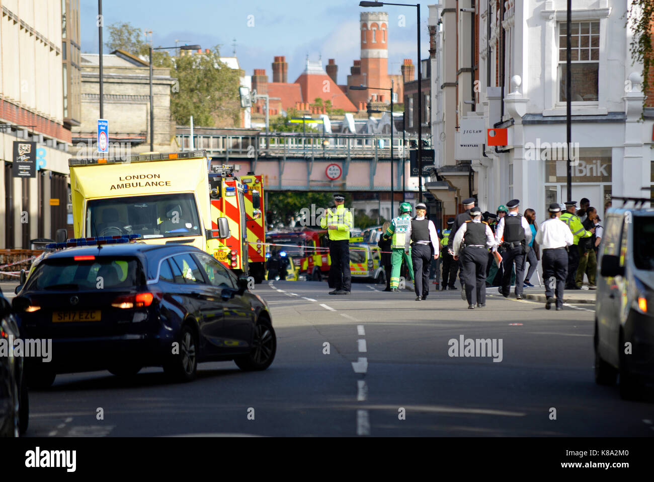 Bombe terroriste Parsons Green, Londres. La police arrive sur les lieux. Services d'urgence Banque D'Images