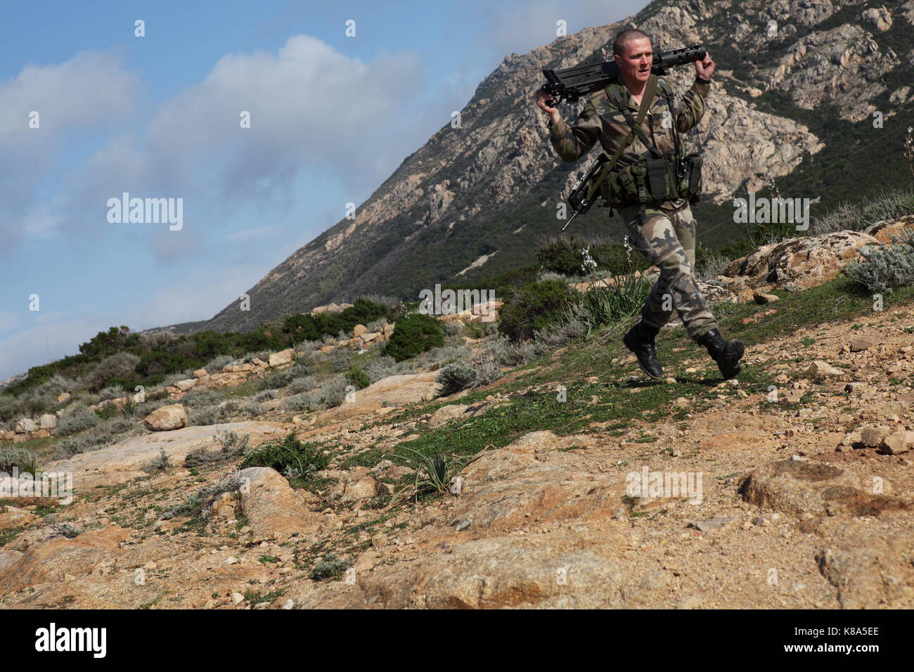 Un légionnaire du 2REP (2e Régiment parachutiste étranger) s'exécute avec un Browning de calibre 50 fusil à Calvi, corse le 23 mars 2010. Banque D'Images