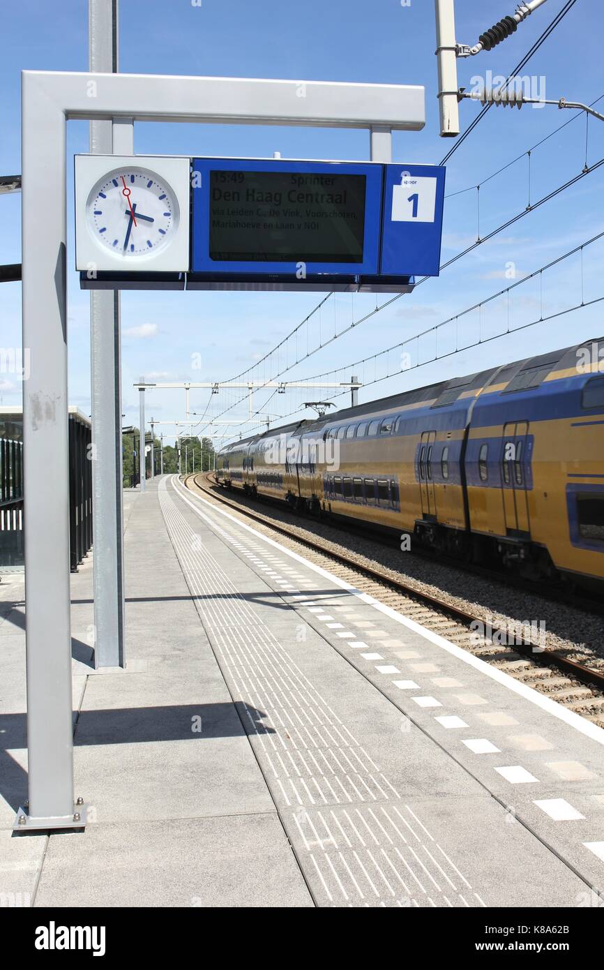 Plate-forme d'une modernisation de la gare ferroviaire Banque D'Images