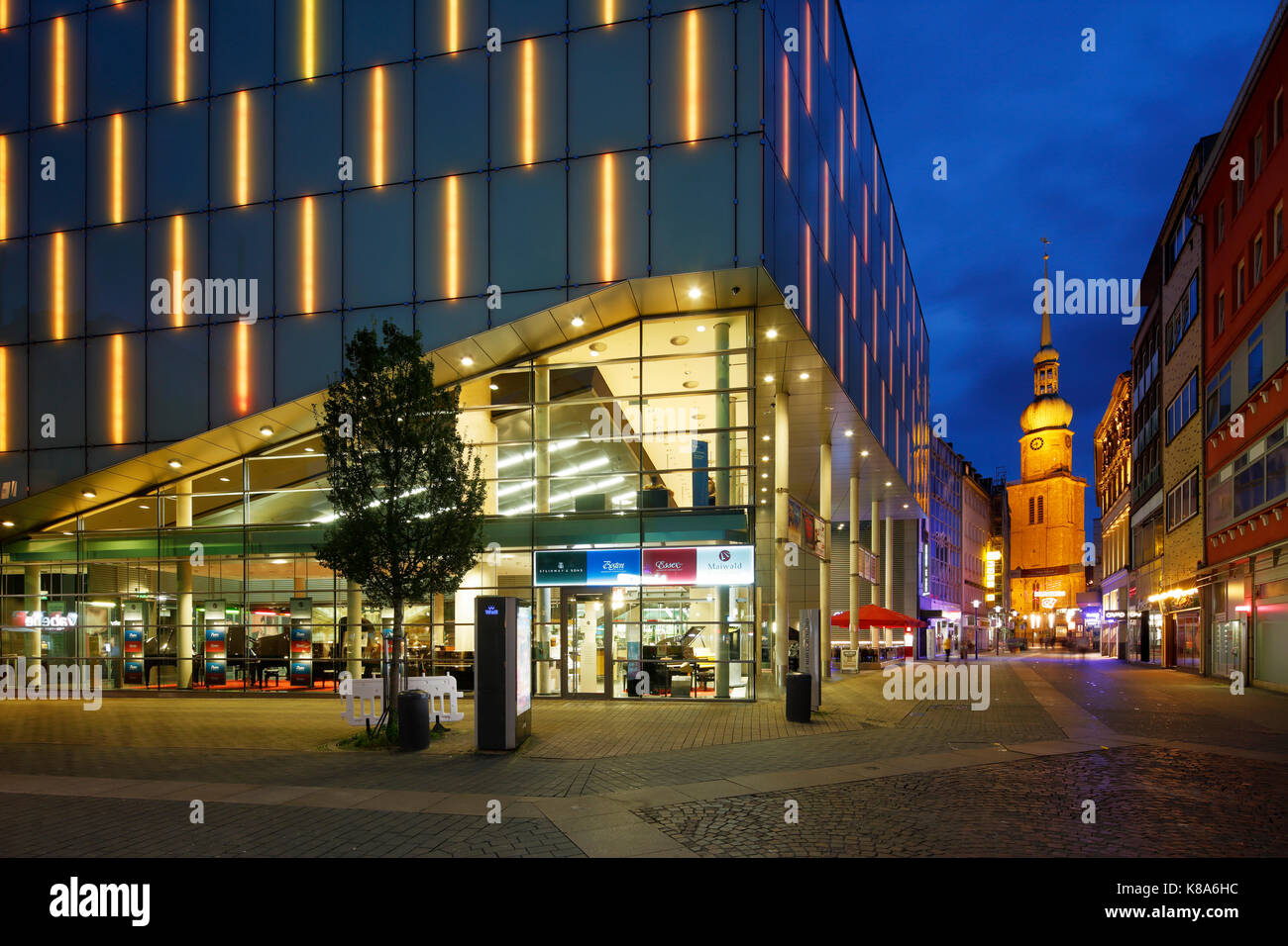 Fussgaengerzone brueckstrasse abenddaemmerung in der, konzerthaus mit der Philharmonie westfalen fuer und der kirchturm reinoldikirche à Dortmund, ru Banque D'Images