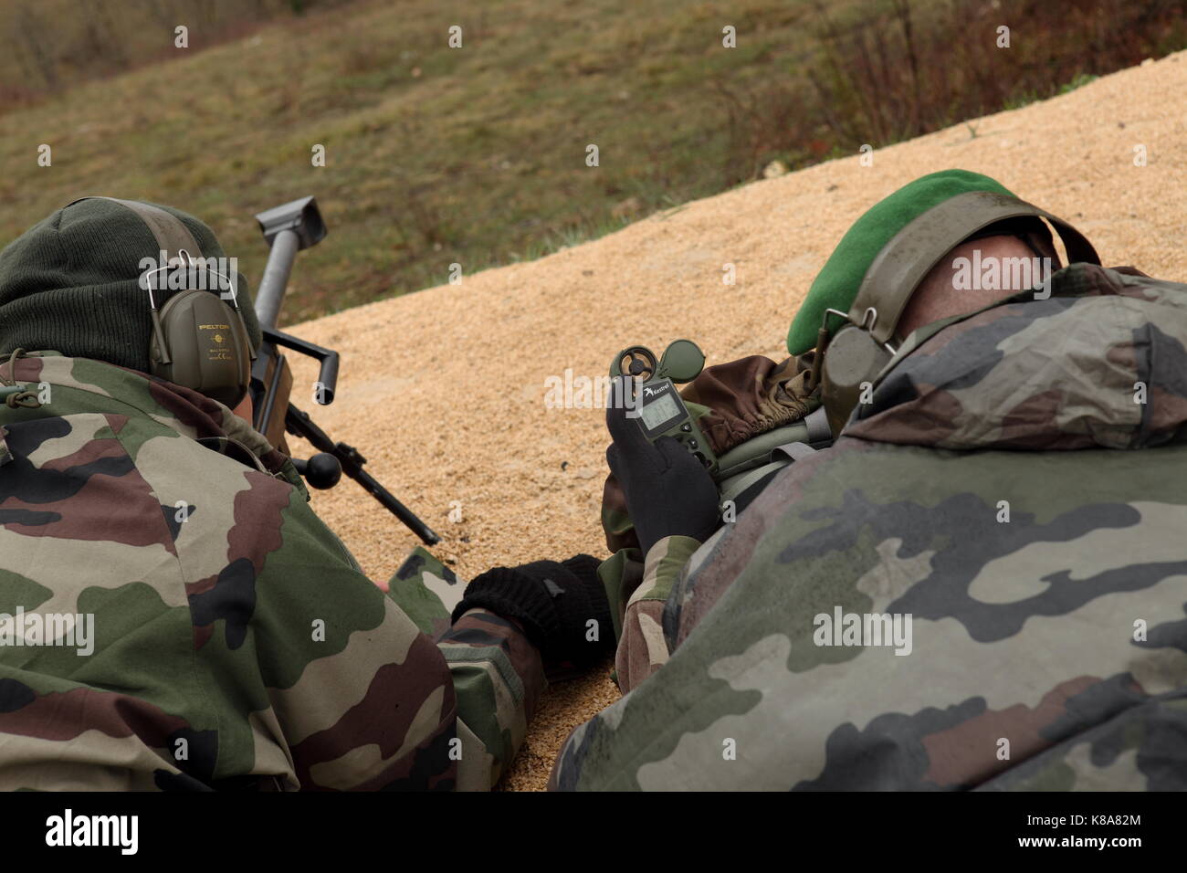 Les tireurs d'élite du 2REI (2e Régiment d'infanterie étrangère) conduite d'un exercice de tir réel à Caylus le 30 mars 2010. Parmi l'arsenal de la Légion de fusils je Banque D'Images