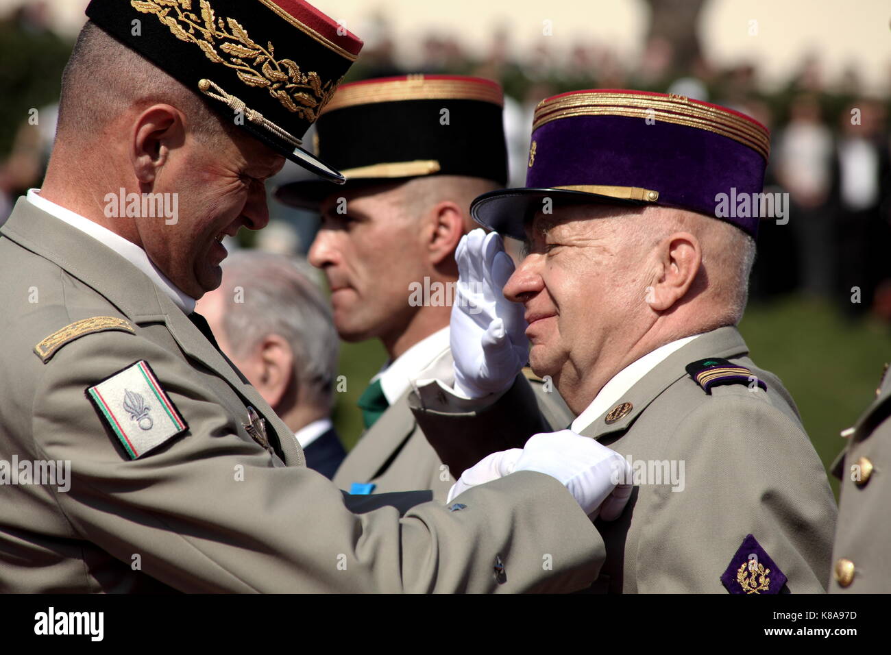 Général alain bouquin pins une médaille sur un légionnaire âgés lors de la fête de camerone à Aubagne le 30 avril 2010. camerone est la plus import Banque D'Images