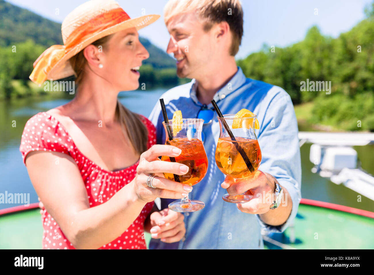 Couple heureux en amour river cruise boire cocktails en été Banque D'Images