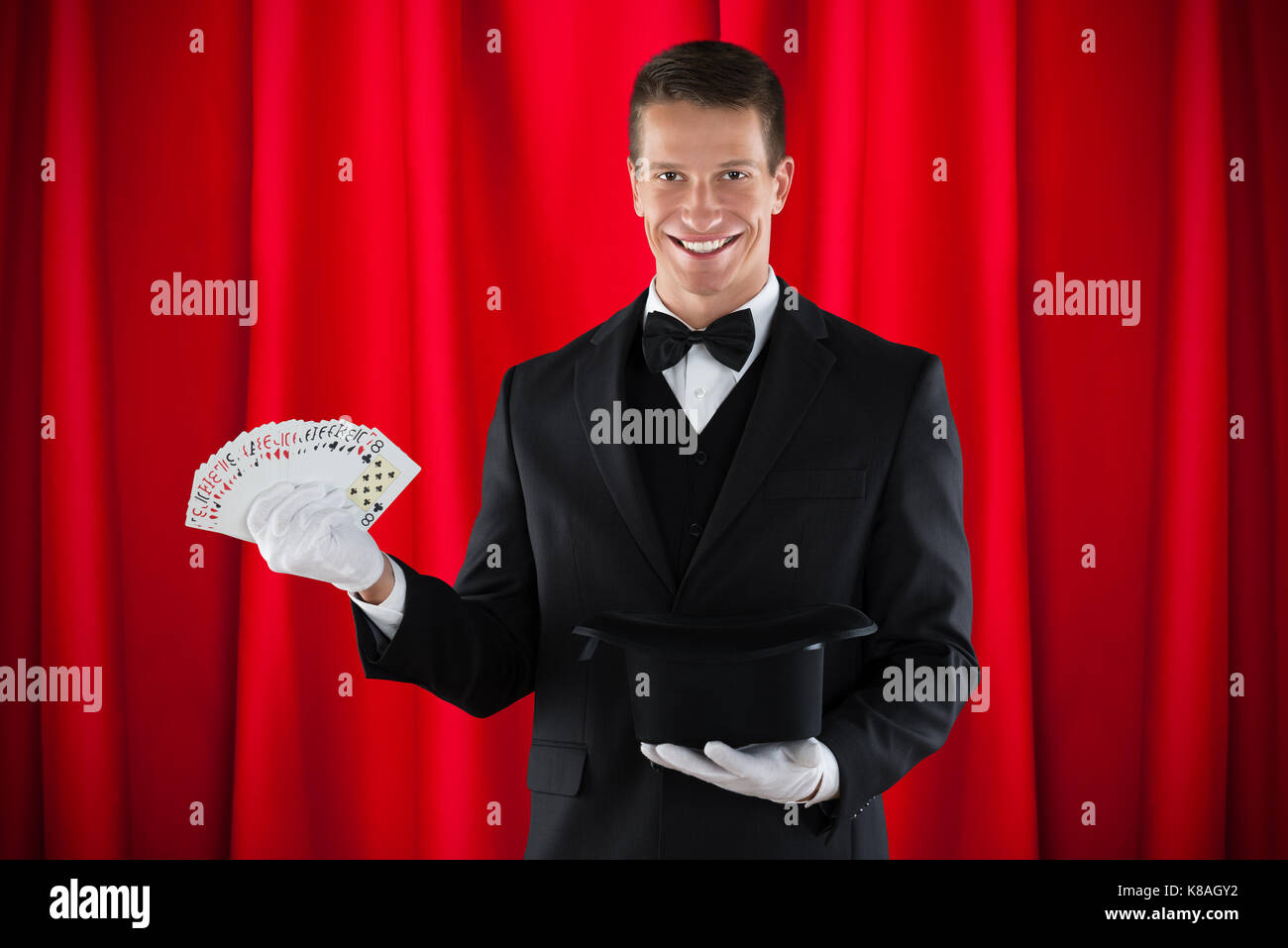 Jeune homme magicien avec les cartes Magic et hat Banque D'Images