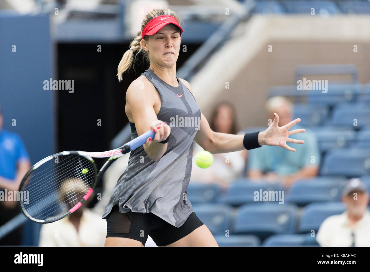 New York, NY USA - 30 août 2017 : eugenie Bouchard du canada renvoie ball au cours de match contre evgeniya rodina à us open championships à Billie Jean King National Tennis Center Banque D'Images