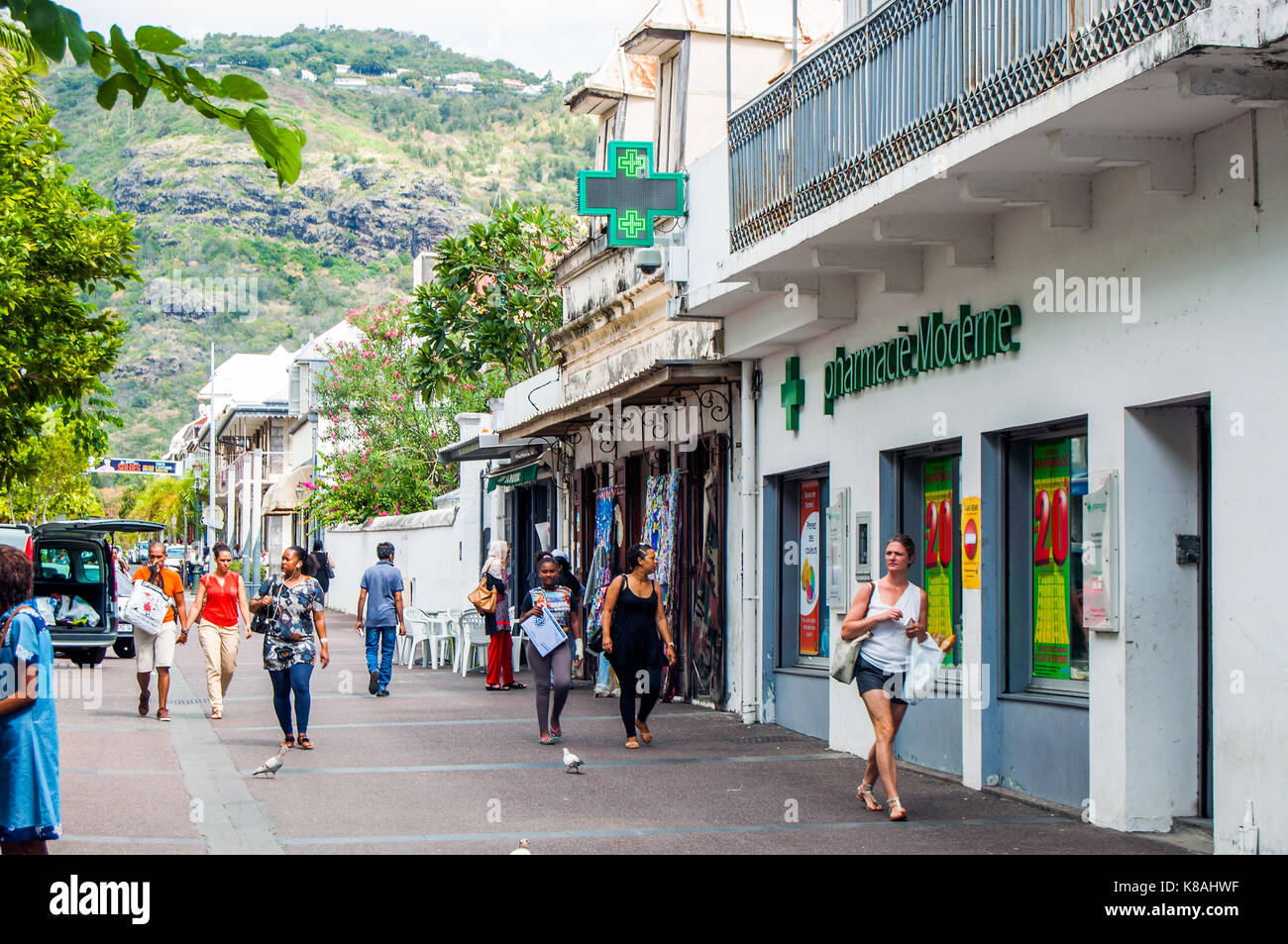 Scène de rue commerçante piétonnière, rue Maréchal leclerc, St denis