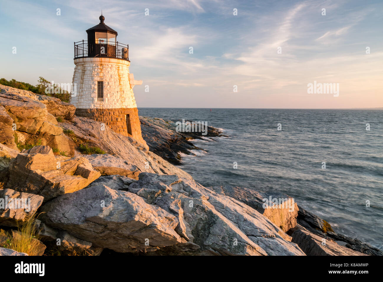 Castle Hill lighthouse baigné de la douce lumière du coucher de soleil, Newport, Rhode Island Banque D'Images