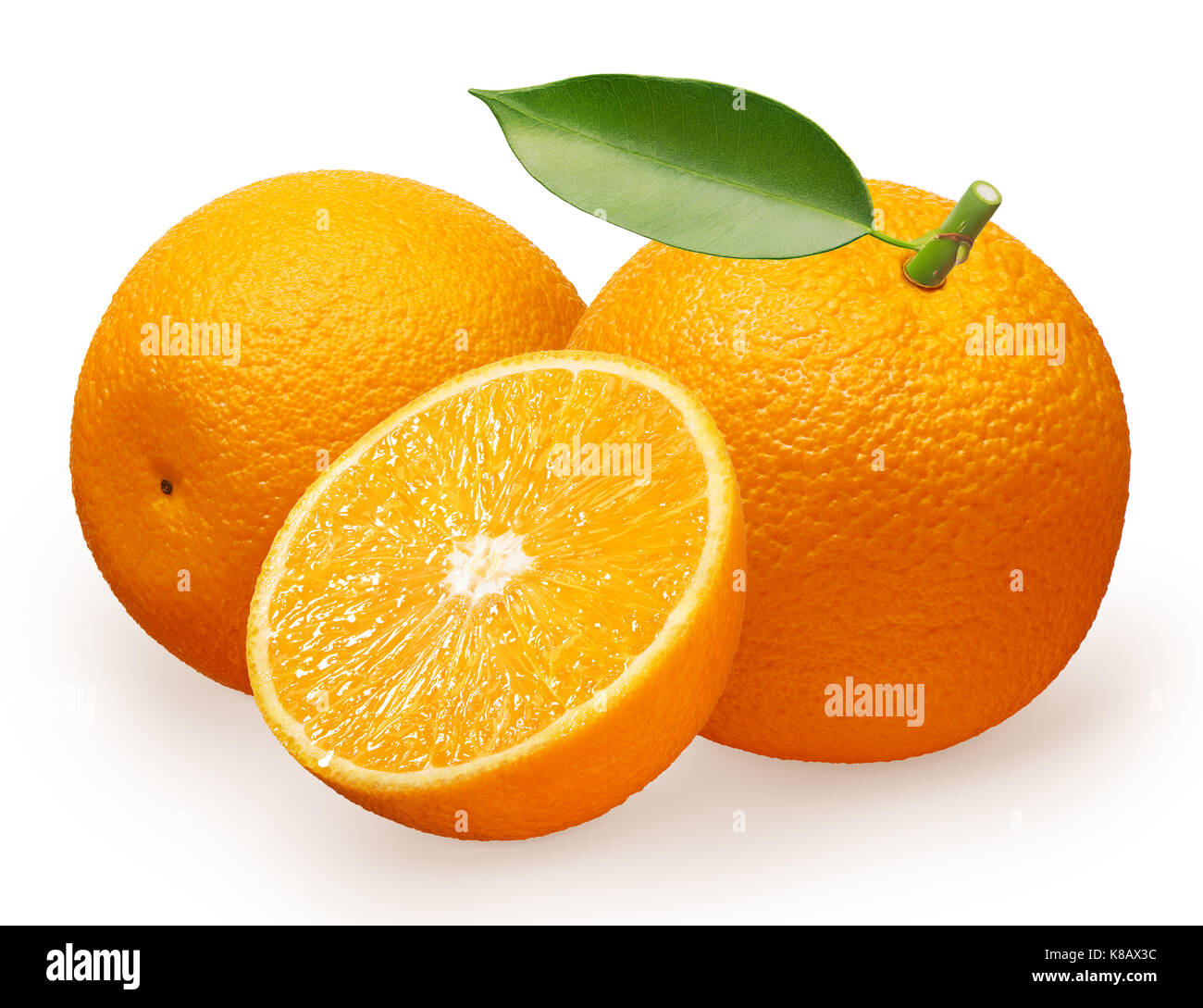 Fruits orange frais entier avec feuille verte à côté de l'orange couché sur le côté et la moitié isolé sur fond blanc Banque D'Images