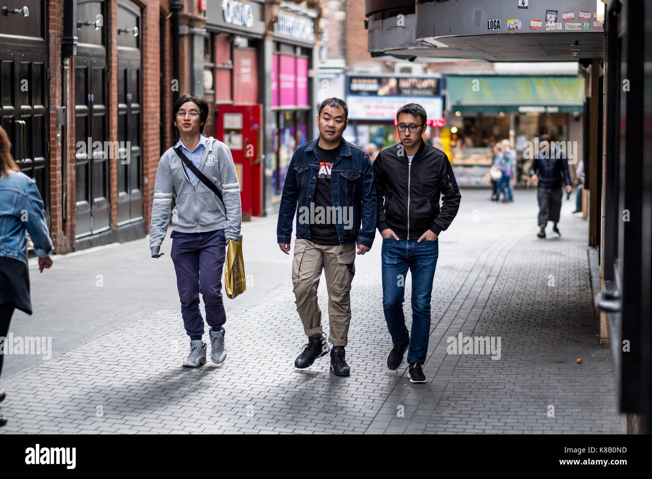 Les jeunes hommes d'origine asiatique dans la région de China Town, Londres, UK Banque D'Images