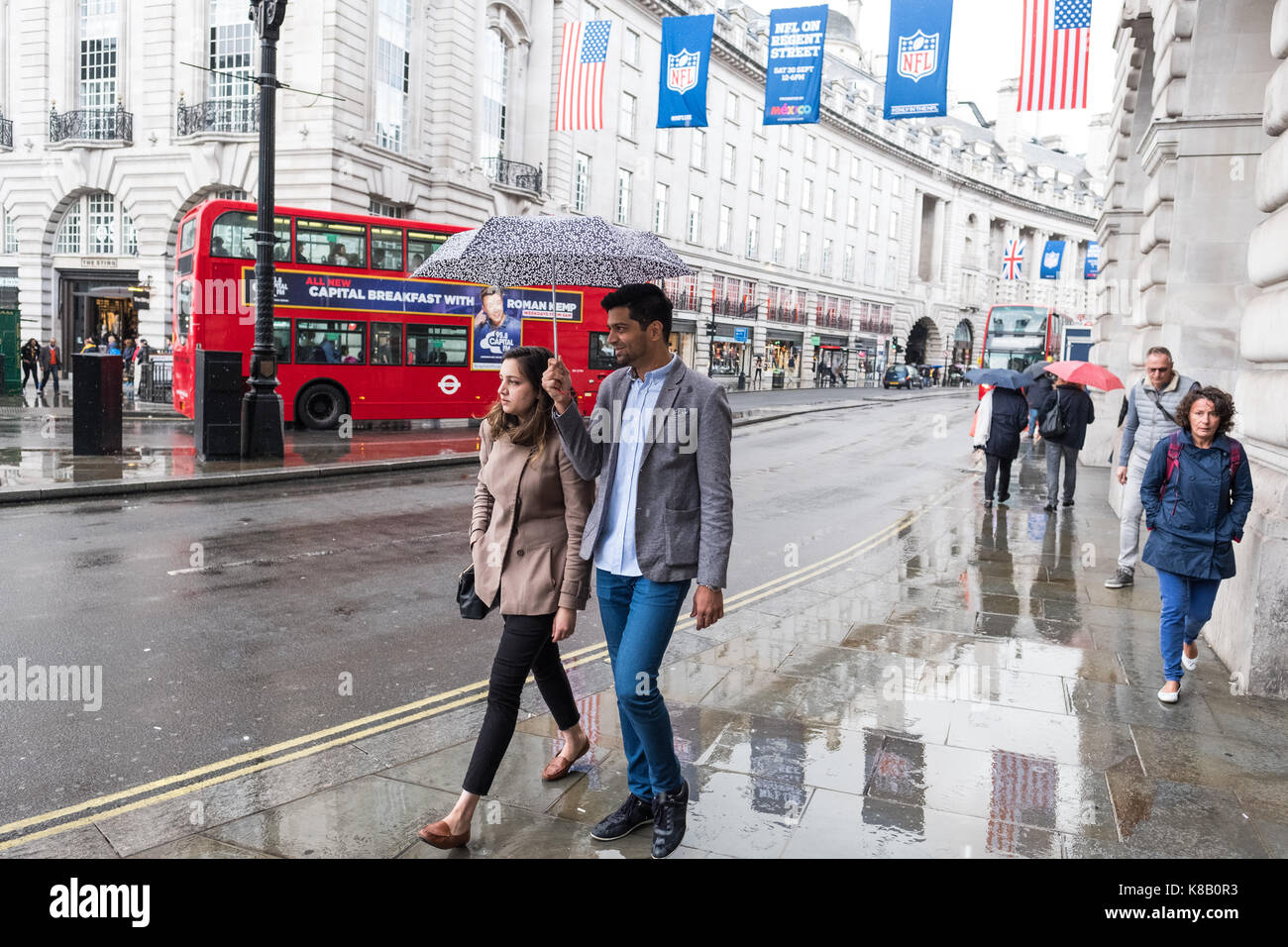 Couple flâner sur Regent Street , Londres, Royaume-Uni Banque D'Images